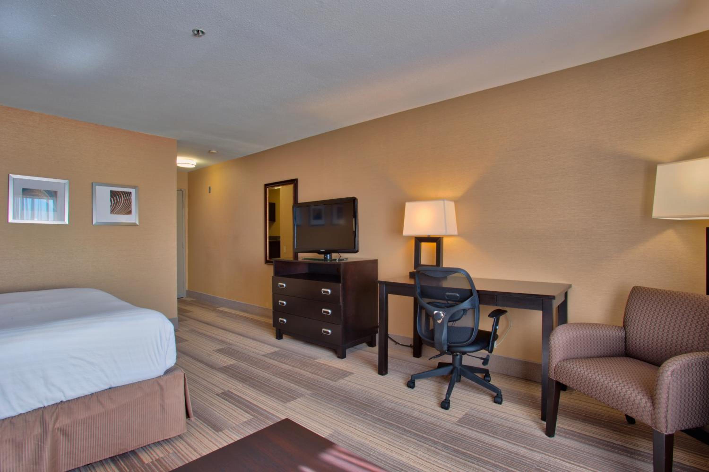 Standard King Room With Mobility Accessible Tub - Photo 2