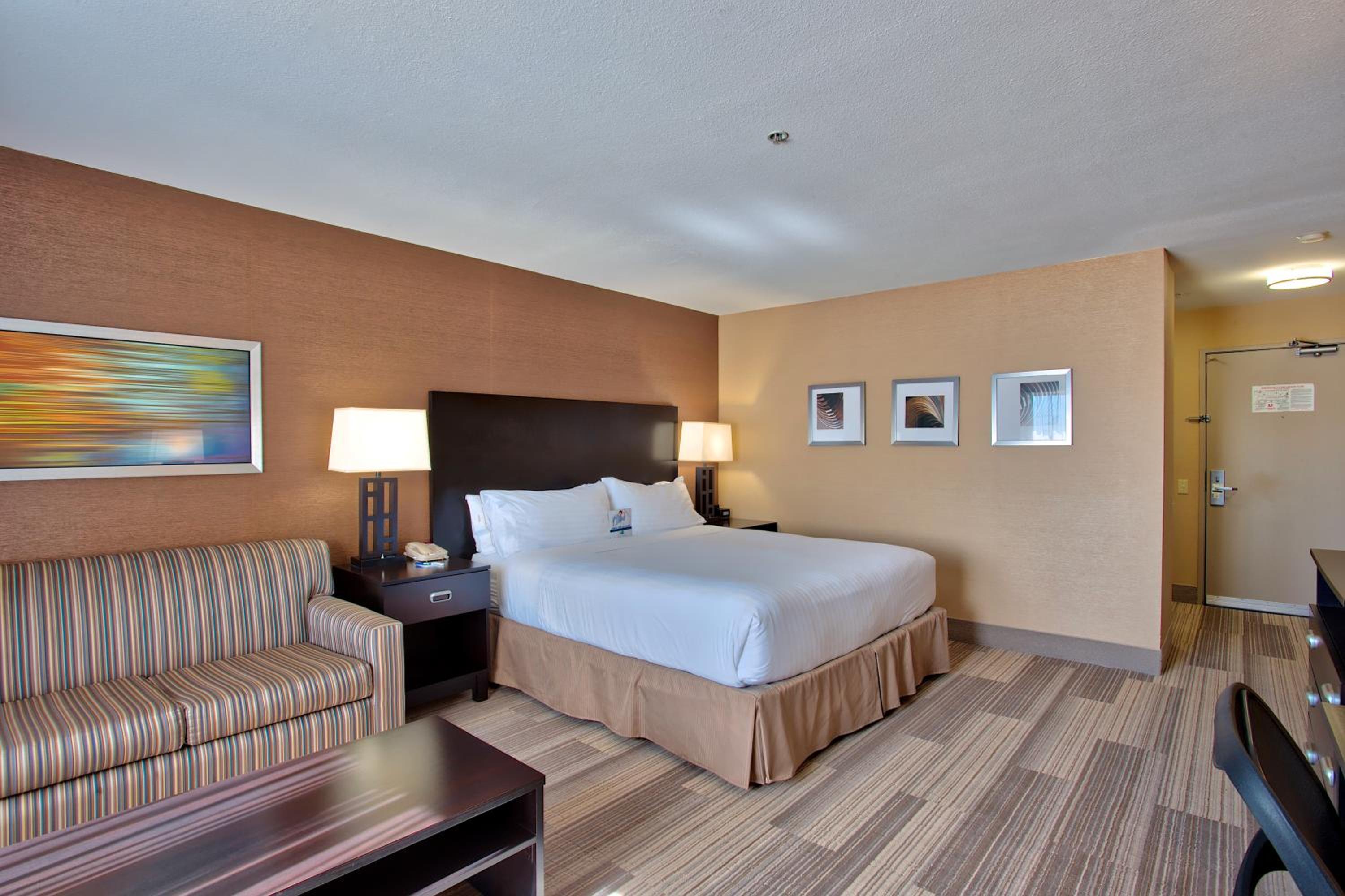 Standard King Room With Mobility Accessible Tub - Photo 1