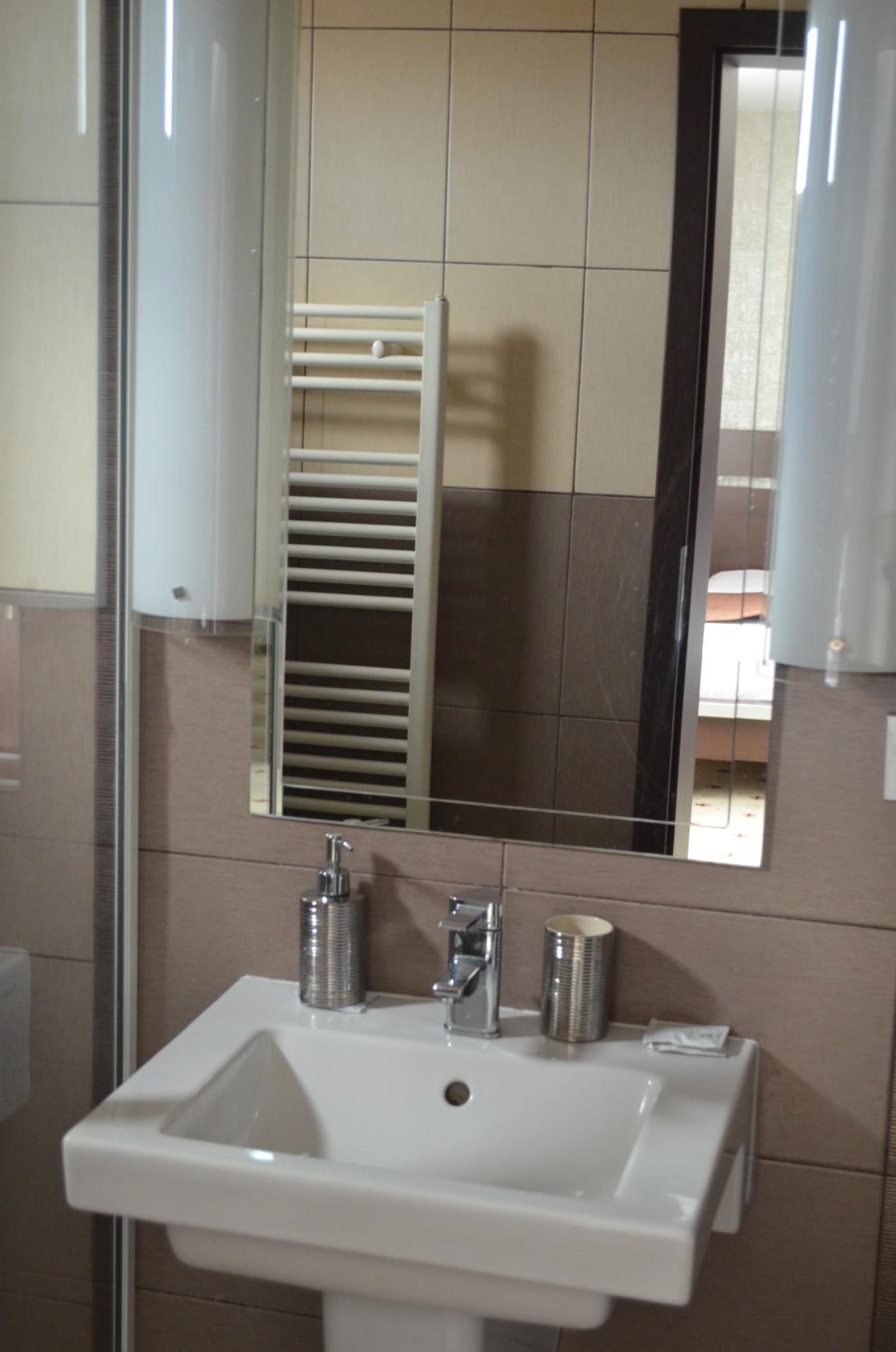 Standard Double Room - Photo 13