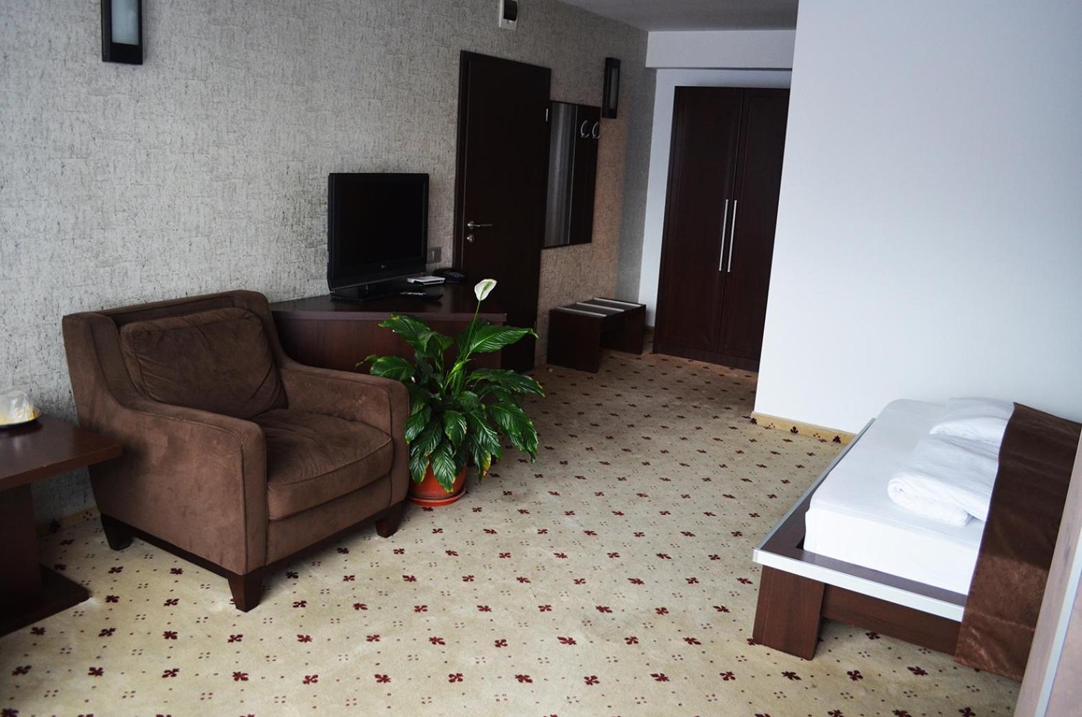 Standard Double Room - Photo 9