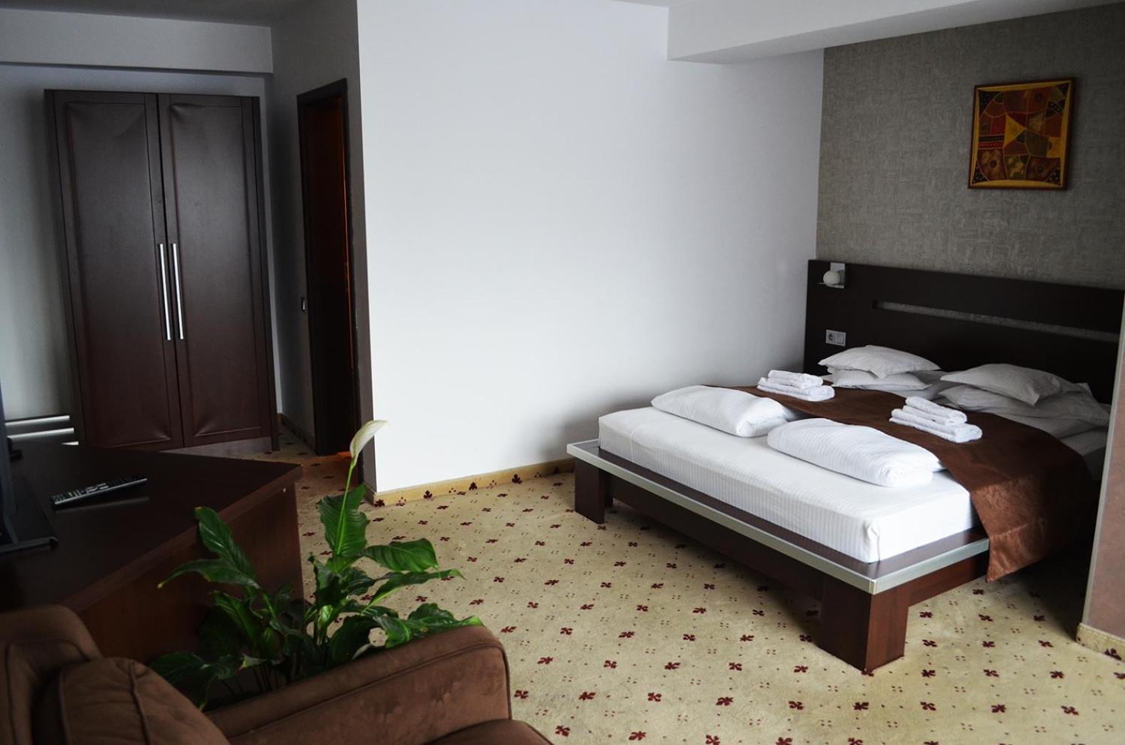 Standard Double Room - Photo 11