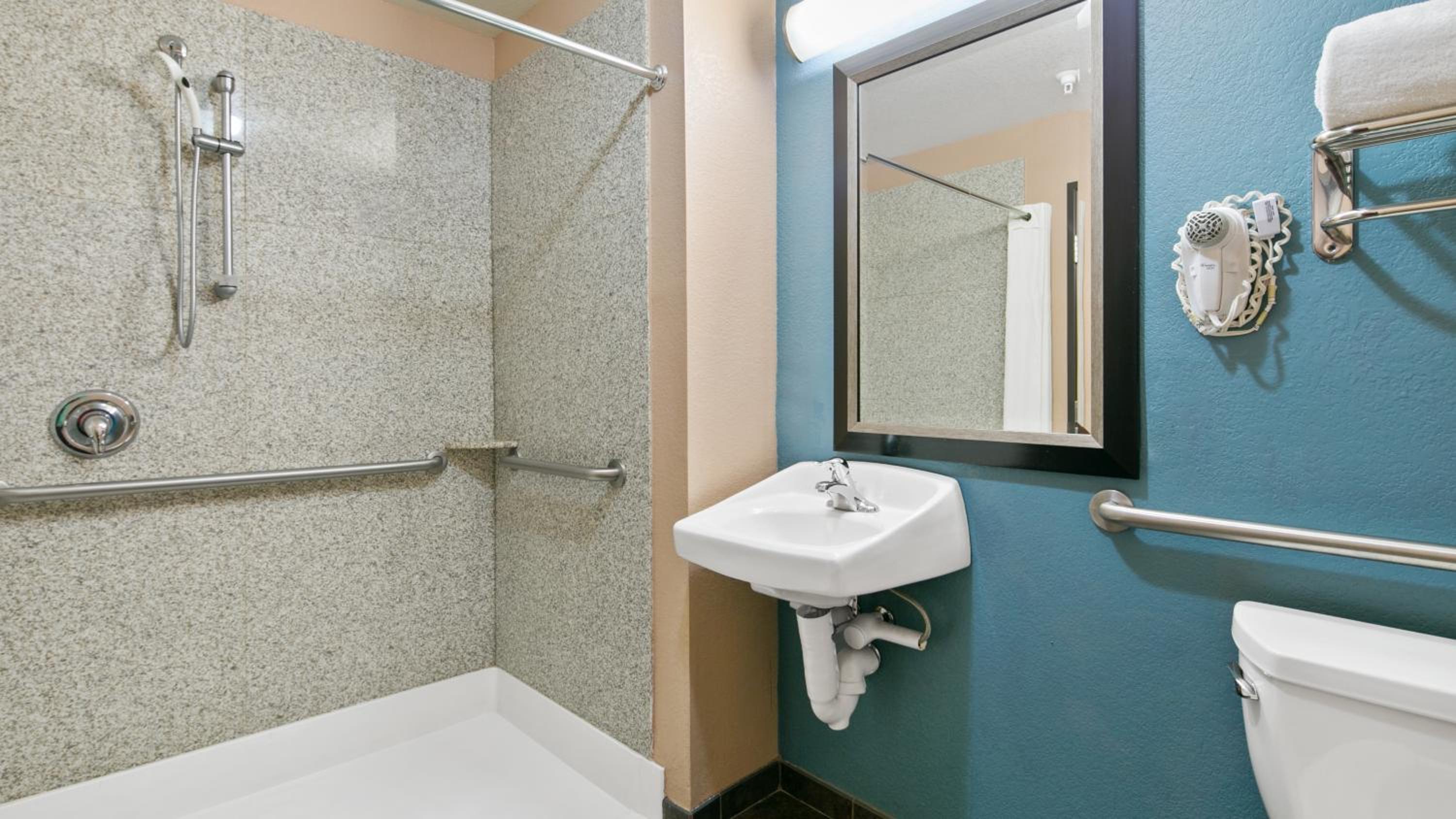 King Suite with Mobility Accessible Roll-In Shower - Non-Smoking photo 2