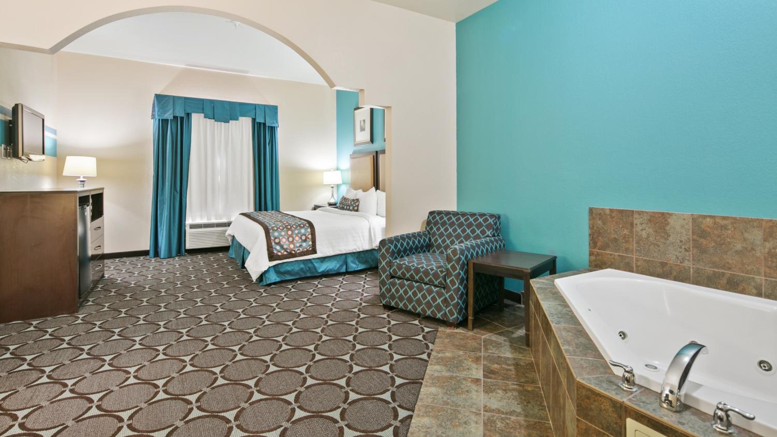 King Suite with Spa Bath - Disability/Non-Smoking photo 2