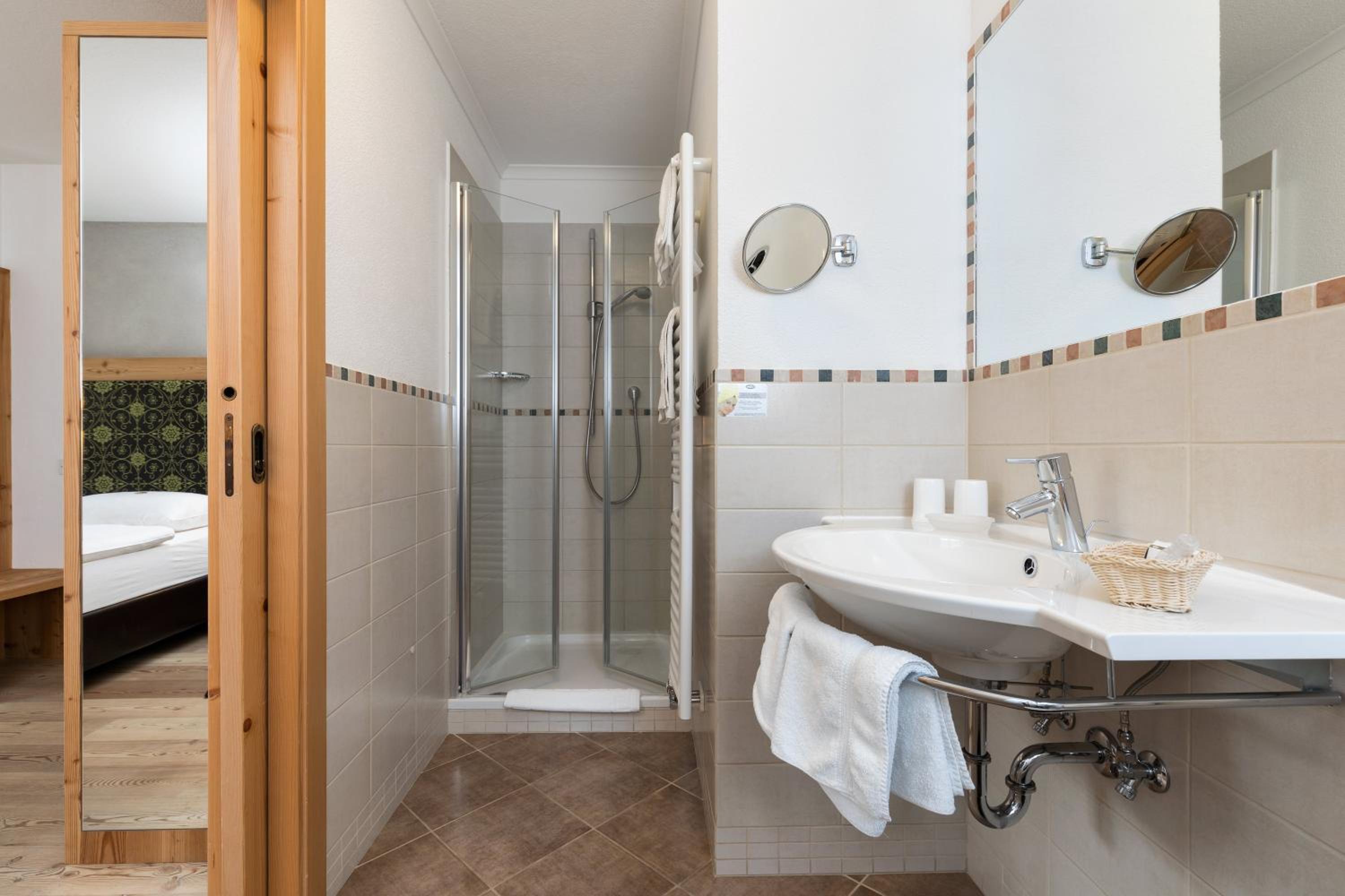 Standard Double Room - Photo 6