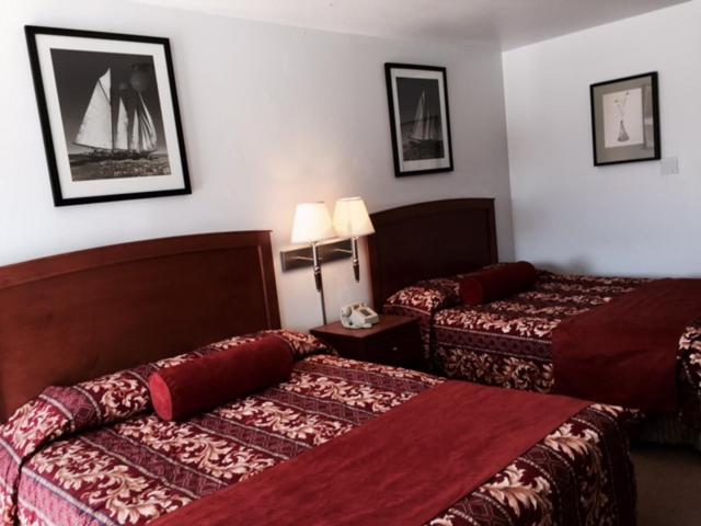 Deluxe Queen Room with Two Queen Beds photo 2