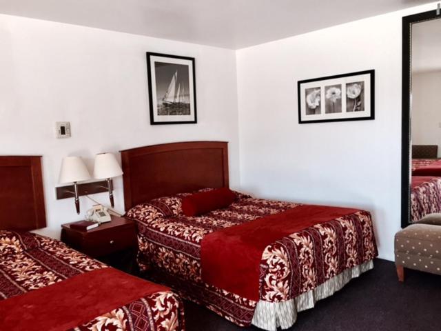 Deluxe Queen Room with Two Queen Beds photo 1