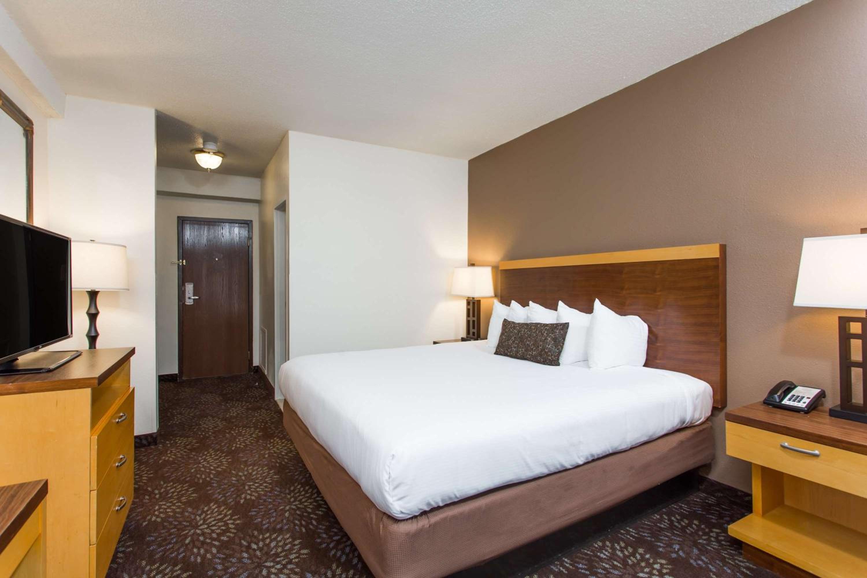 King Room - Non-Smoking - Photo 3