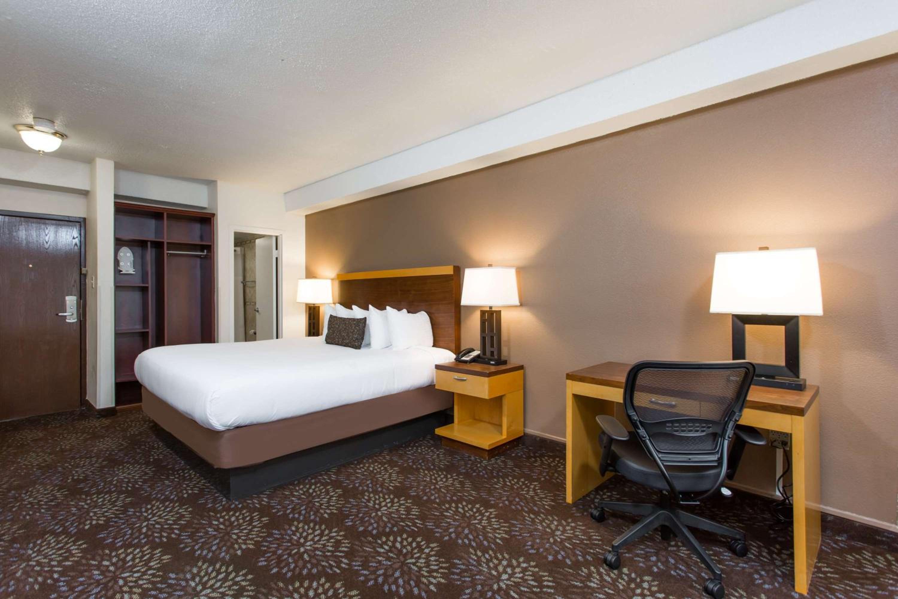 Business King Room - Non-Smoking - Photo 8