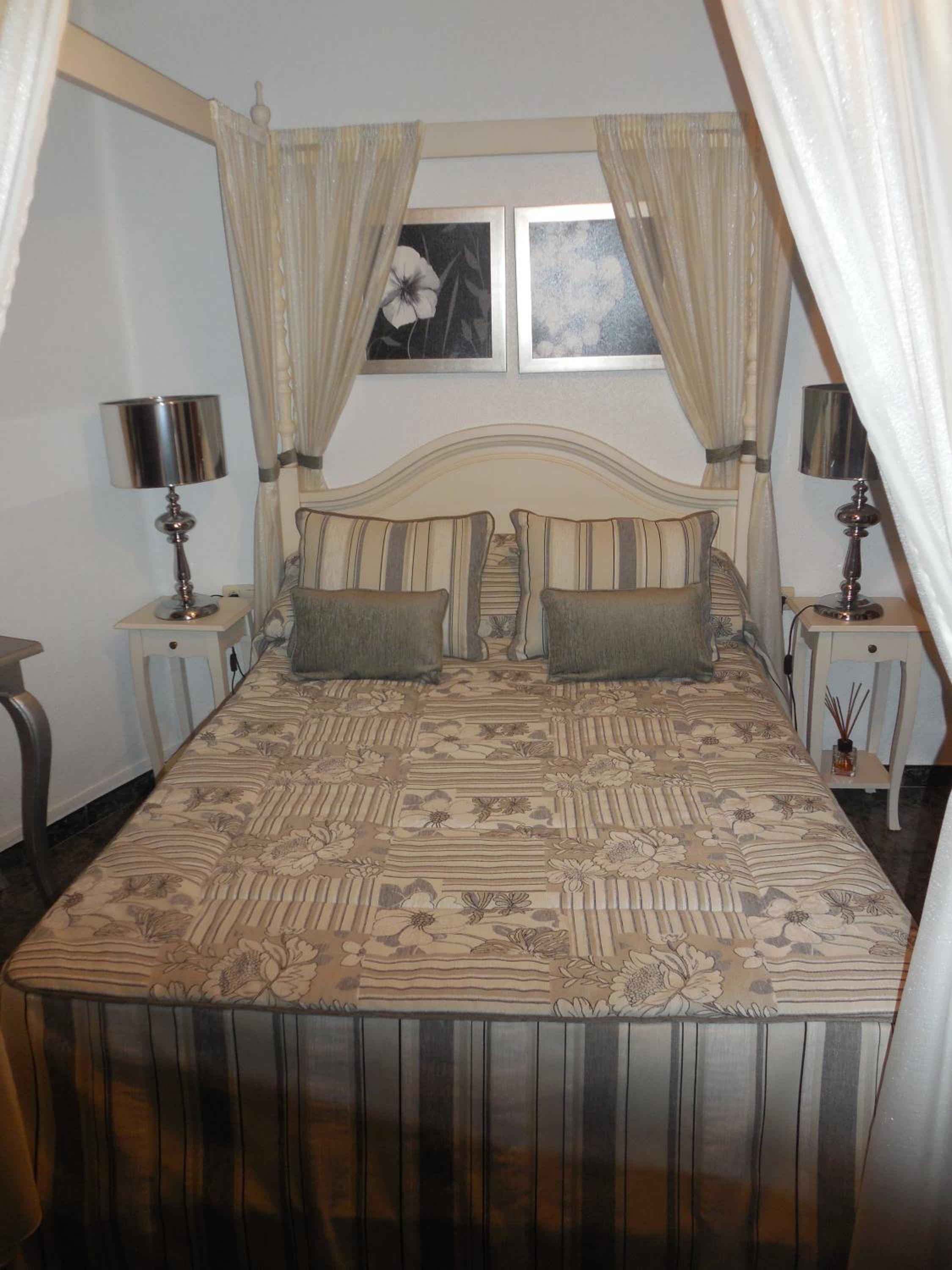 Queen Suite with Spa Bath photo 2