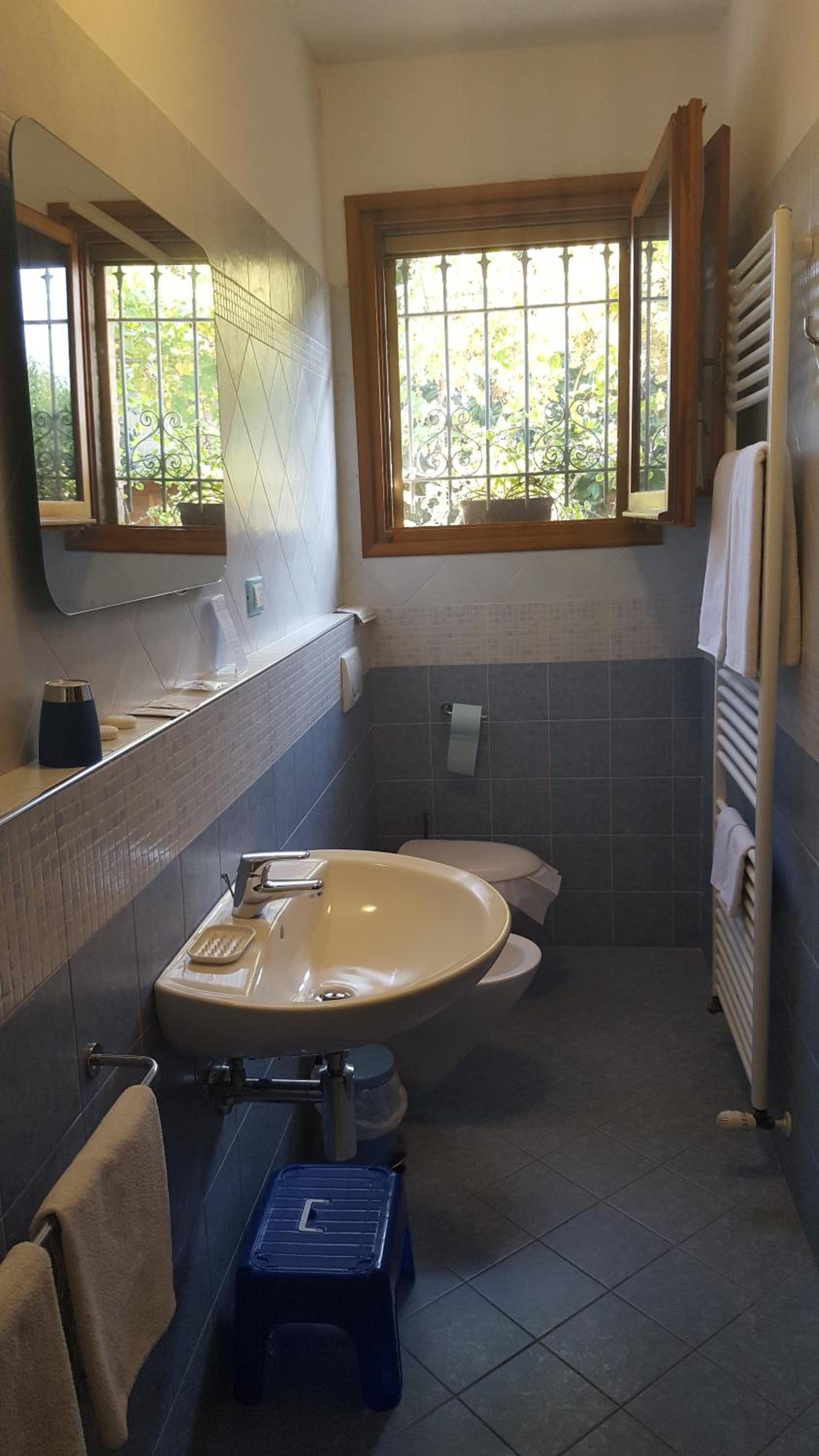 Double or Twin Room with Private Bathroom - Photo 4