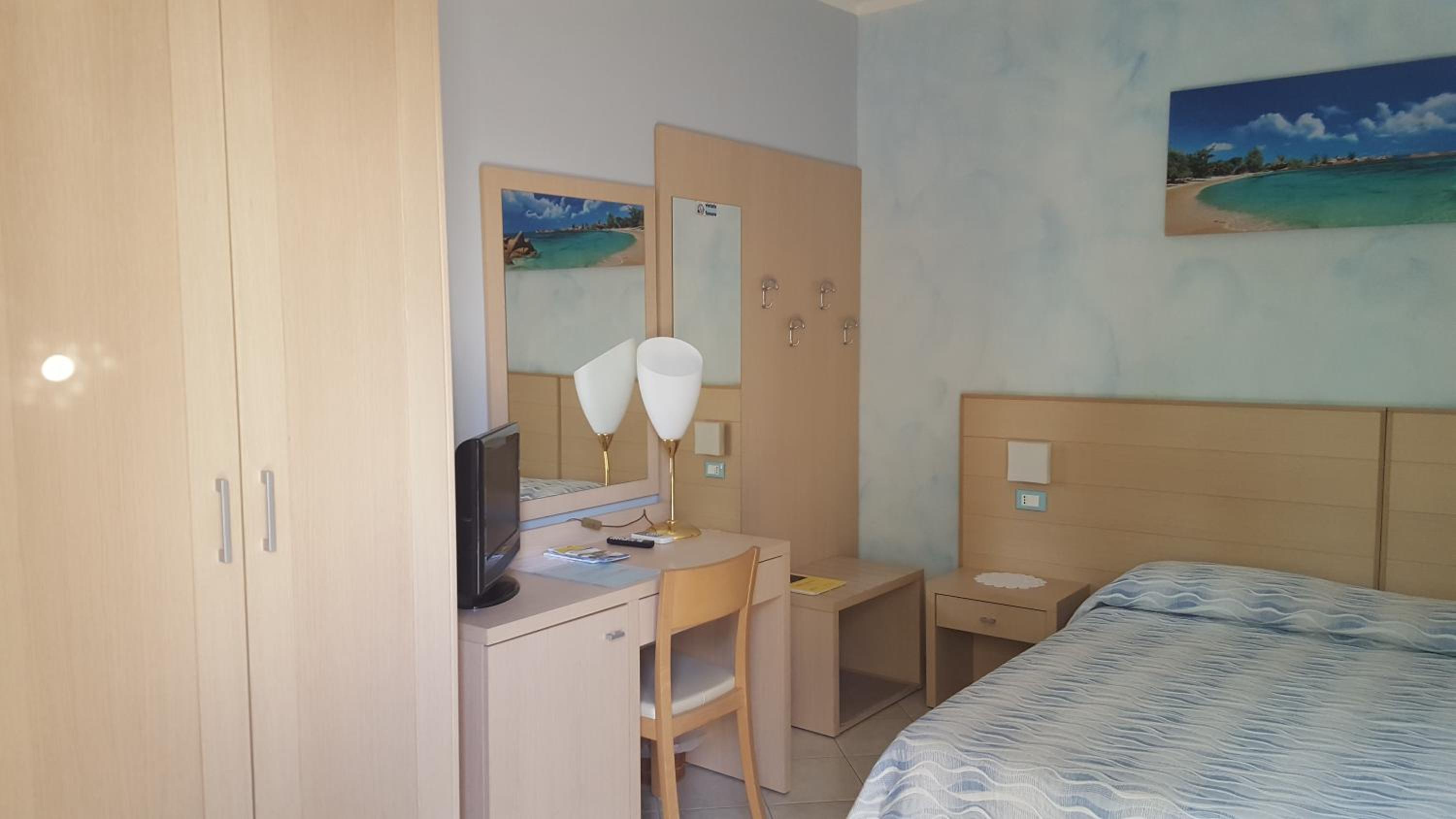 Double or Twin Room with Private Bathroom - Photo 1