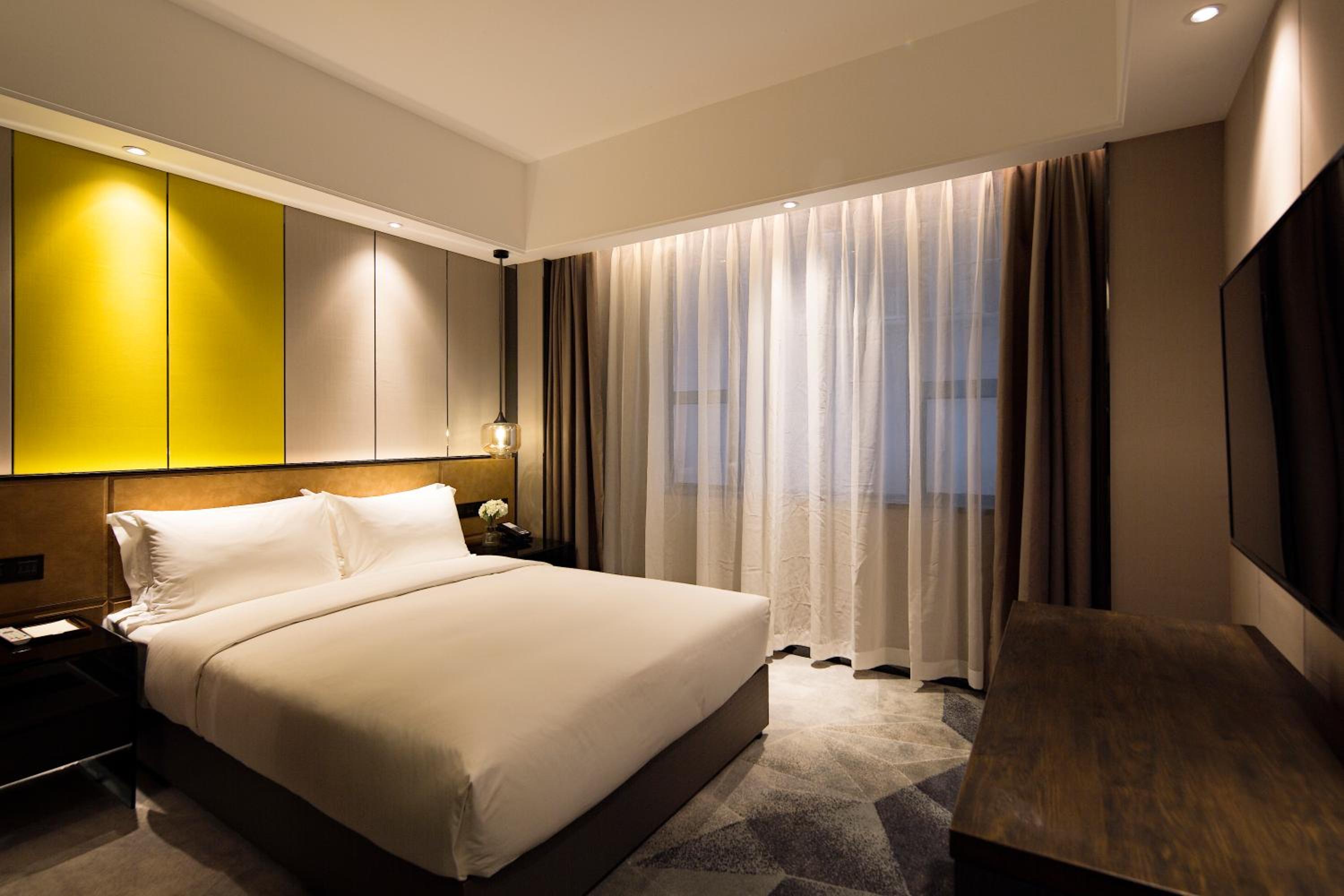 Cozy Room With King Bed-No Window
