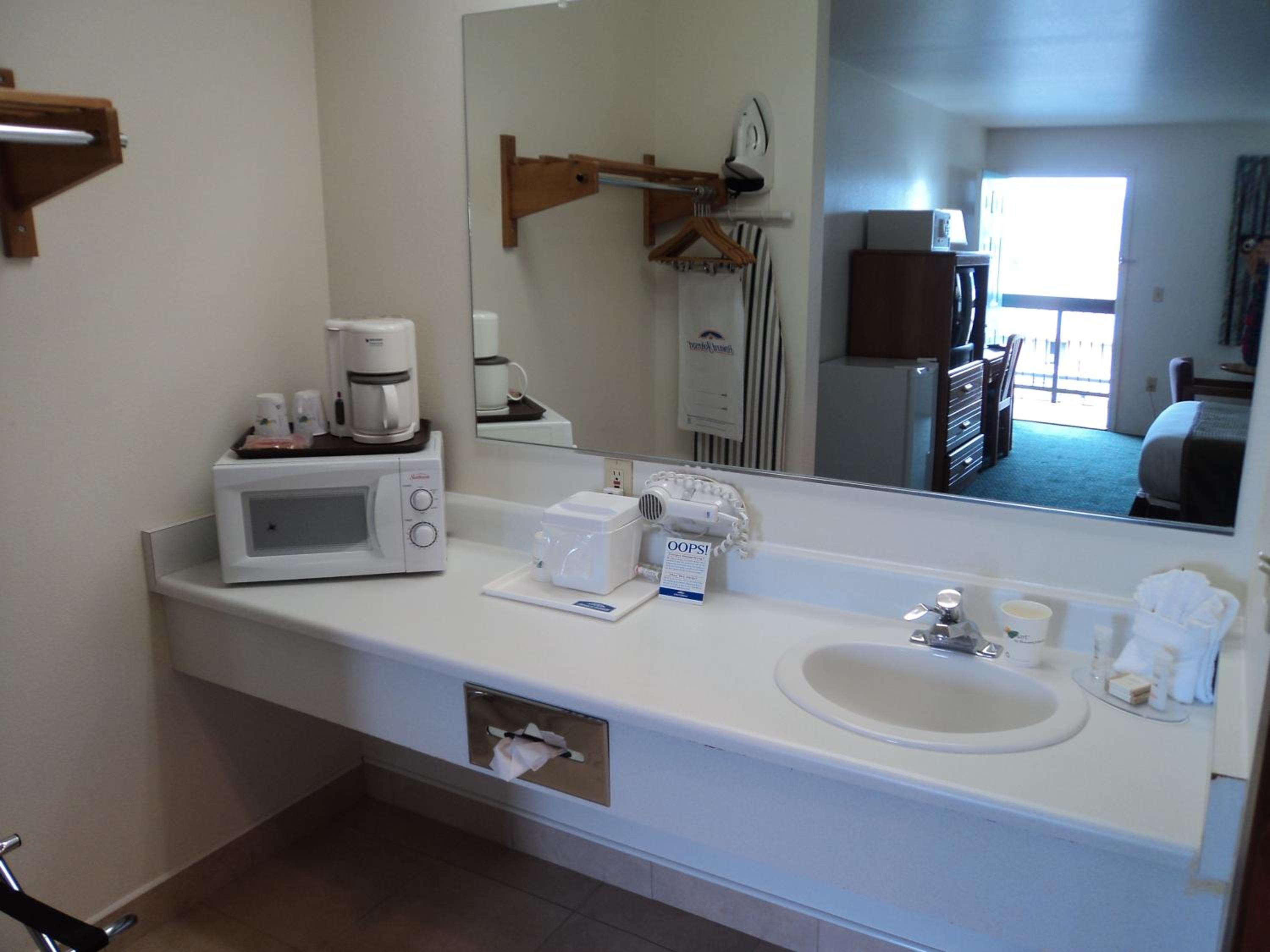 Deluxe Queen Studio with Two Queen Beds - Non-Smoking - Photo 3