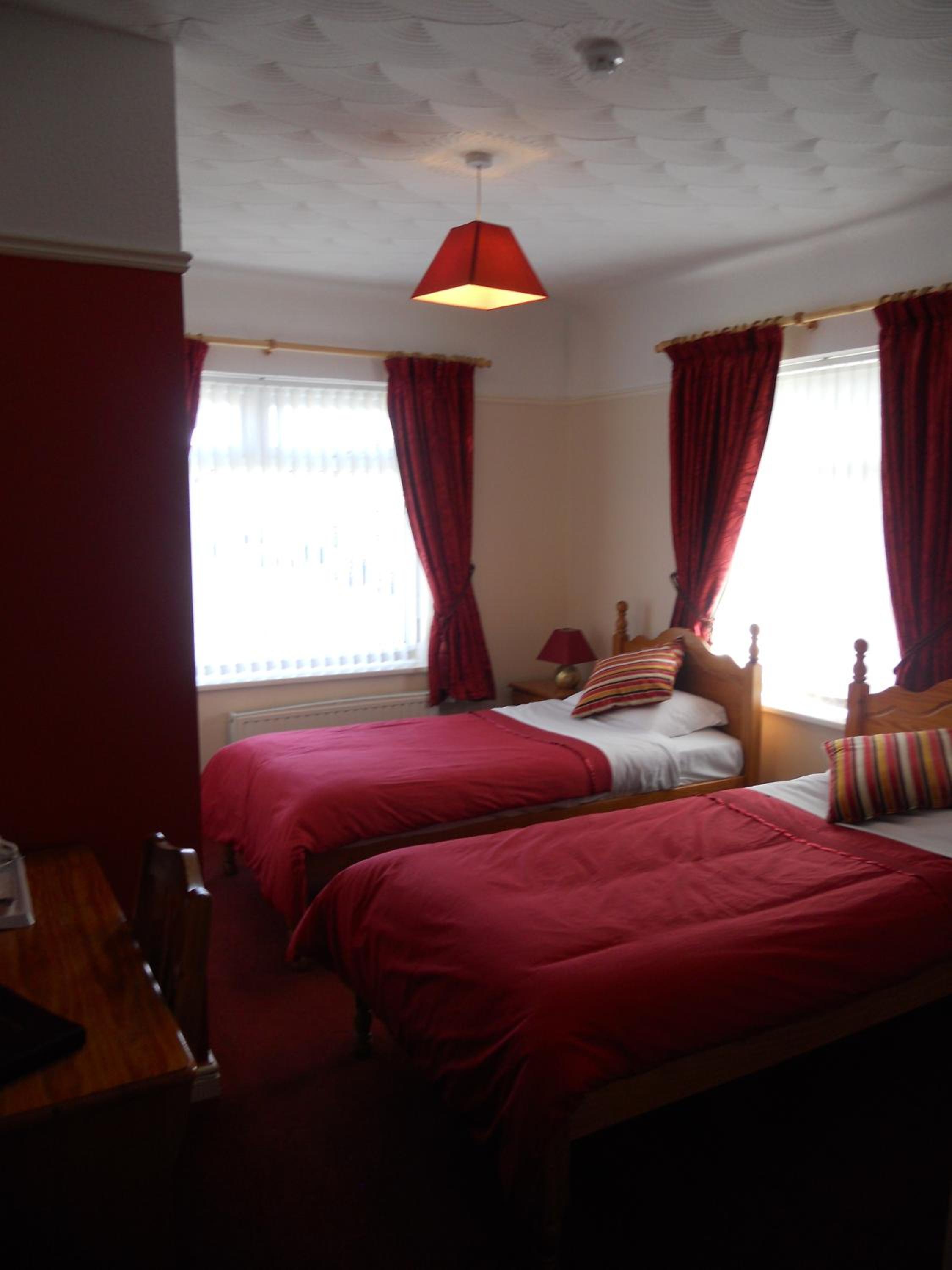 Twin Room - Photo 2