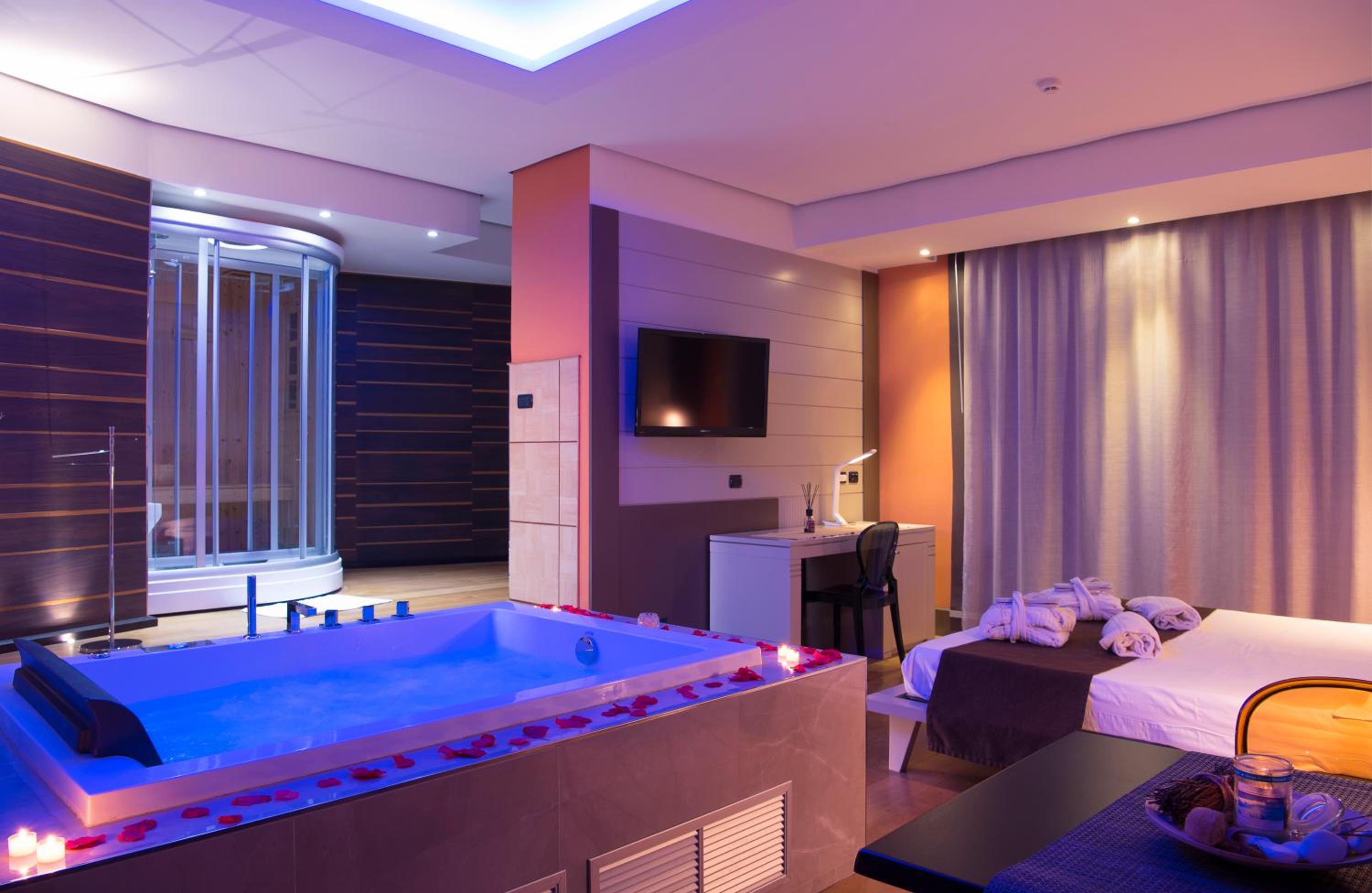 Suite with Spa Bath photo 1