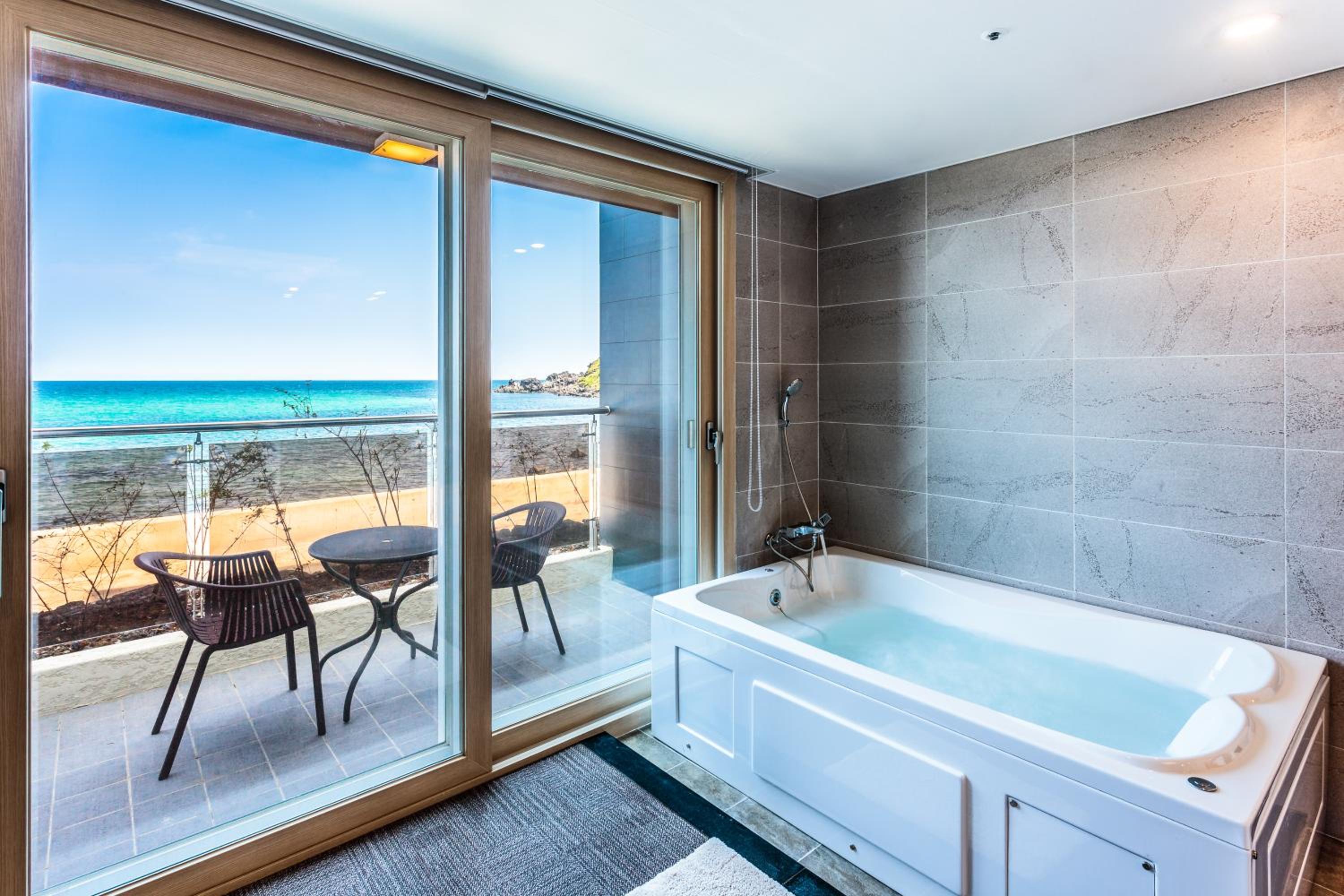 Deluxe Double Room with Sea View - Photo 13