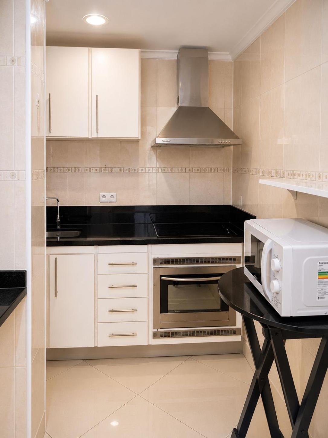 Deluxe One-Bedroom Apartment with City View photo 3