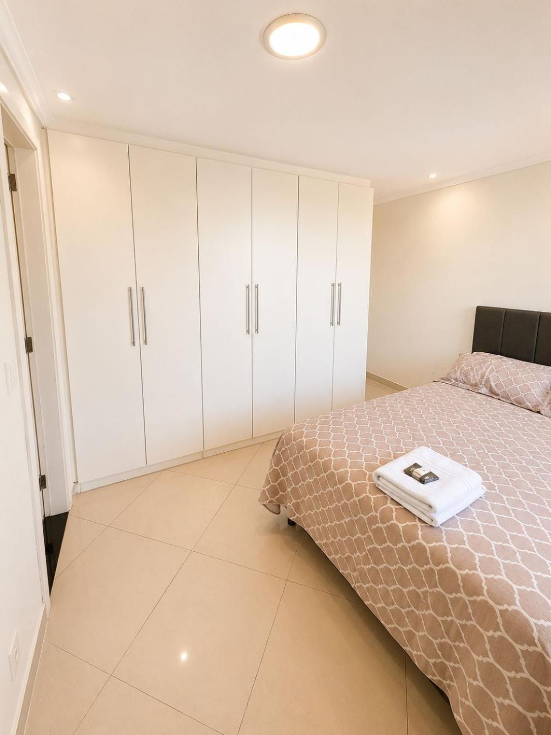 Deluxe One-Bedroom Apartment with City View photo 2