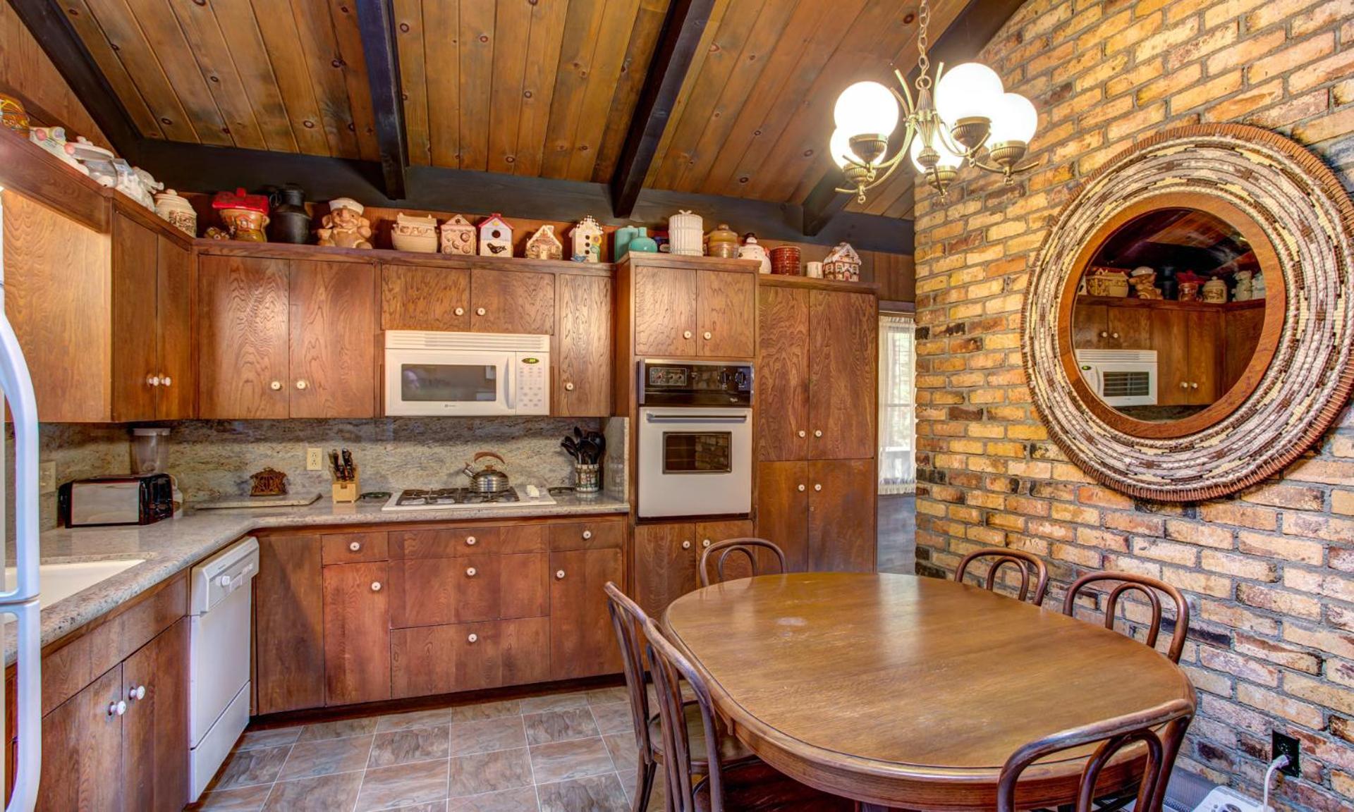 Three-Bedroom House photo 3