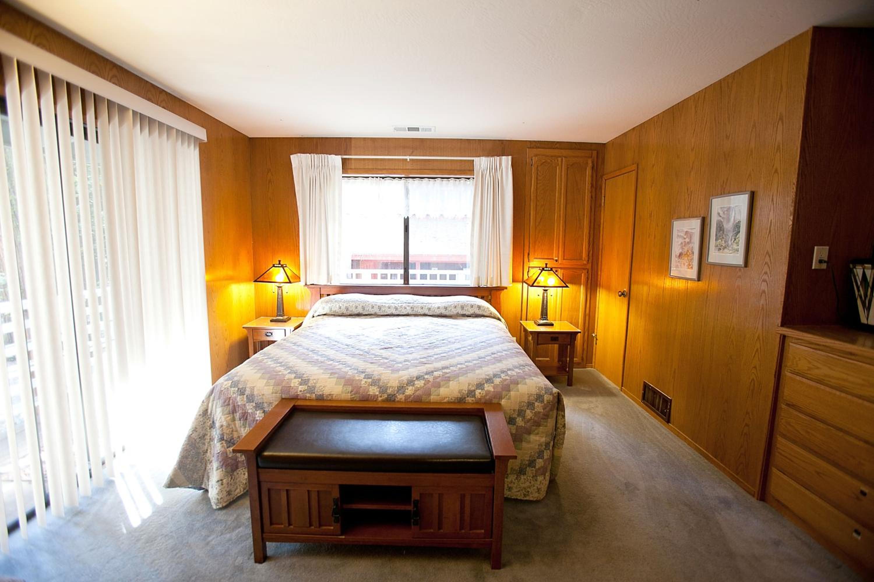 Five-Bedroom House photo 1