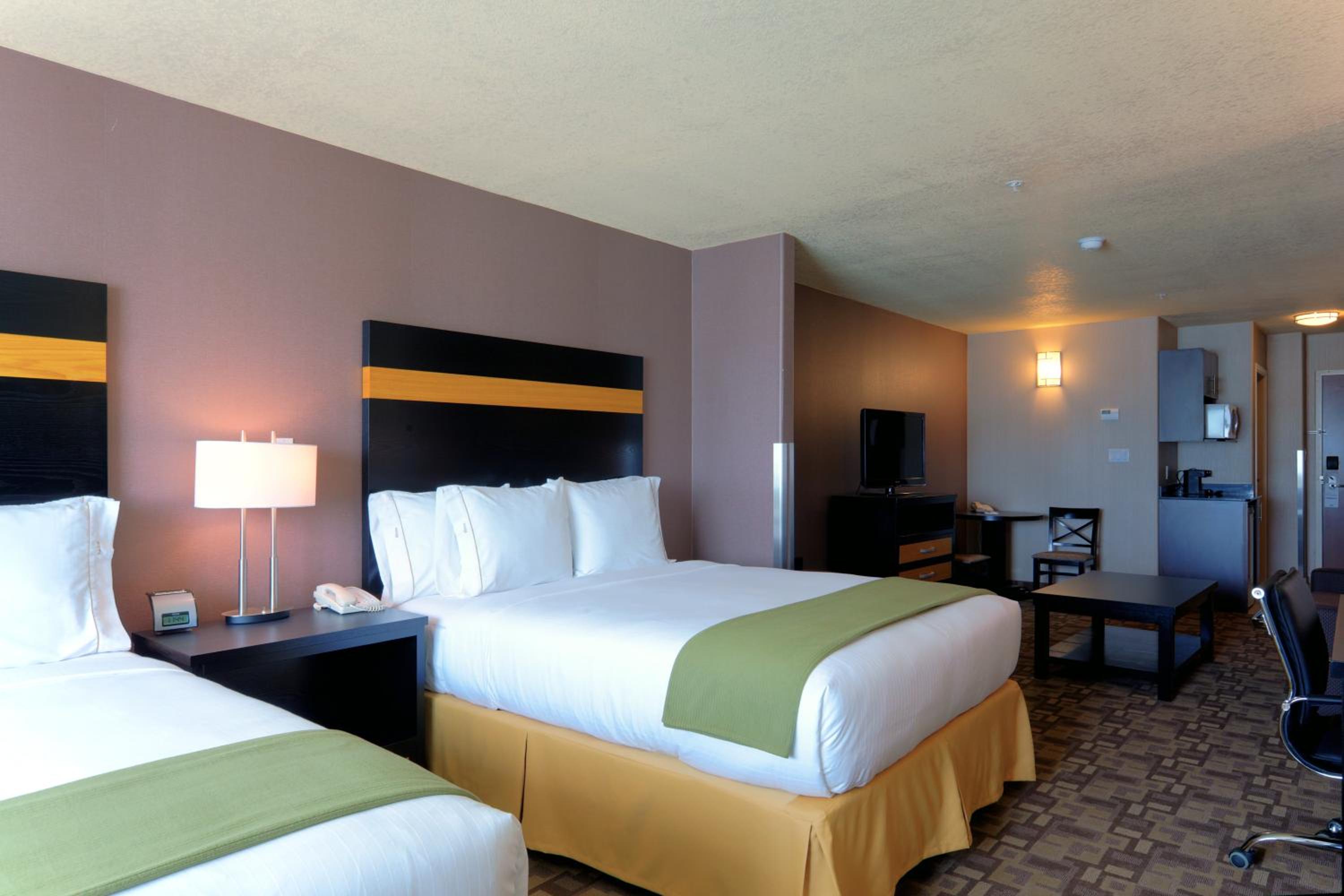 Standard King Room With Mobility Accessible Tub photo 1