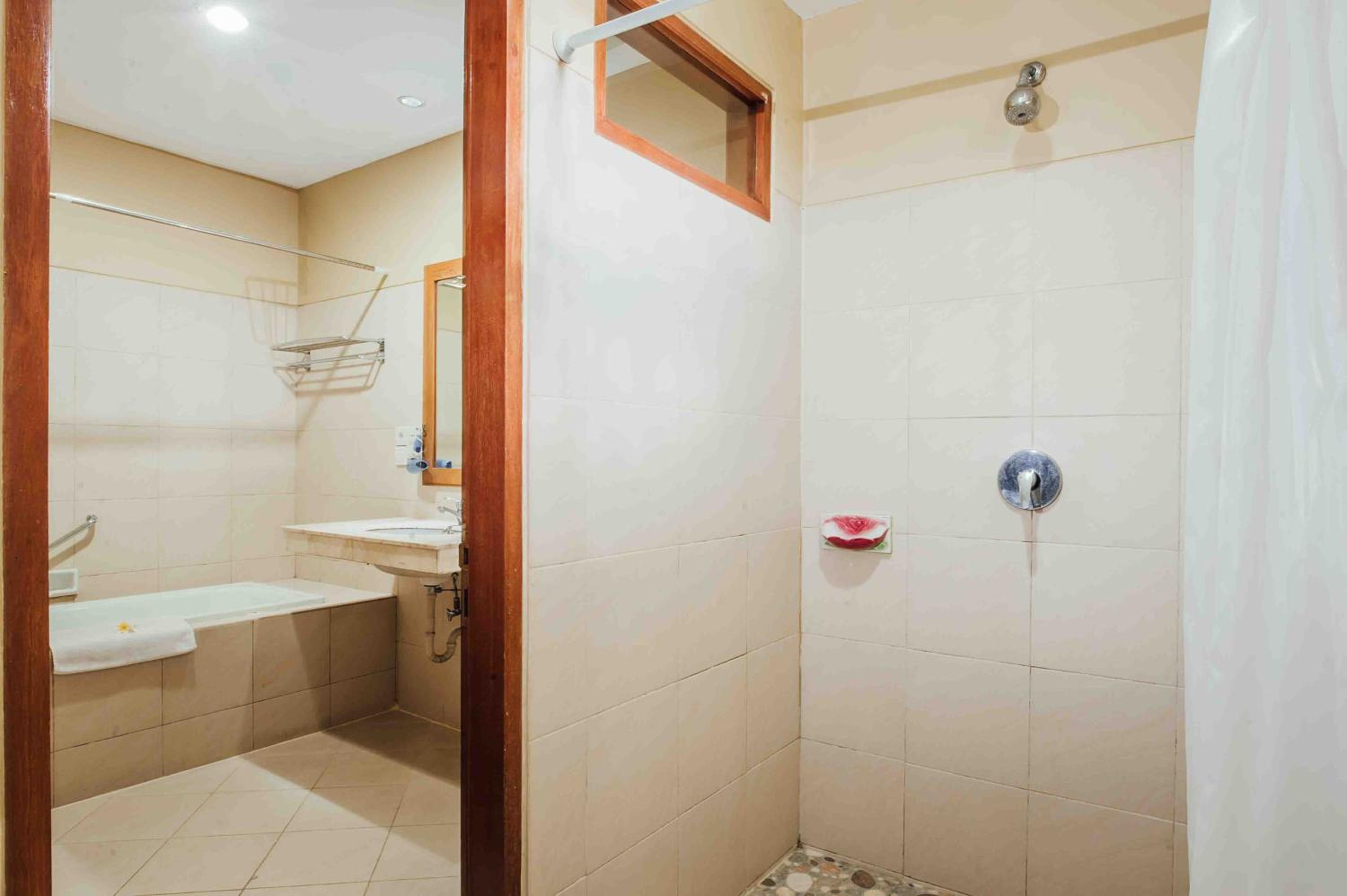 Interconnecting Grand Deluxe Double and Twin Room thumbnail 6