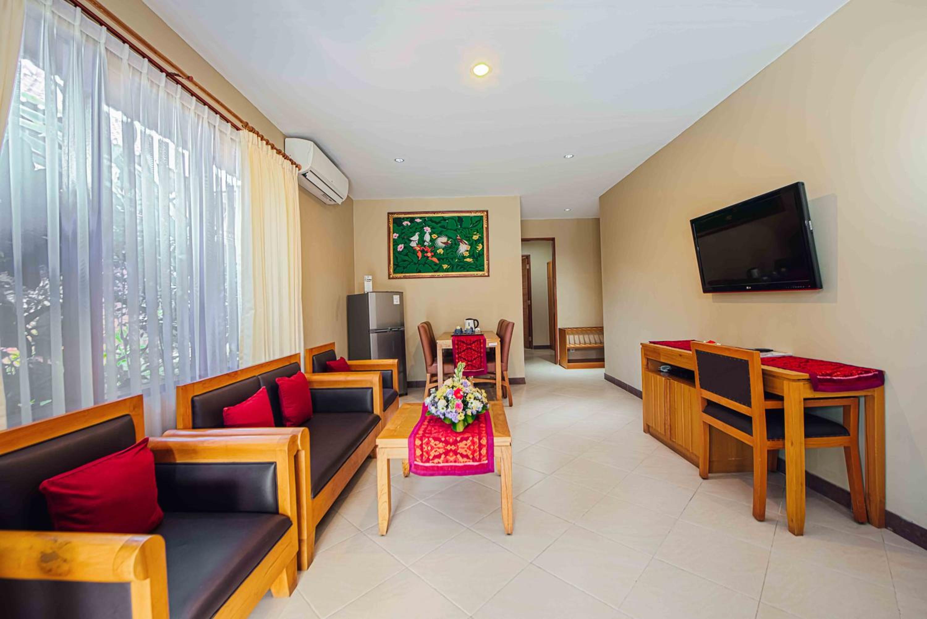 Family Room thumbnail 6