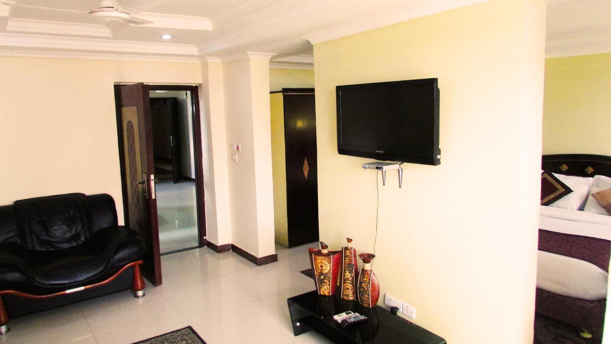 Executive Suite - Photo 11