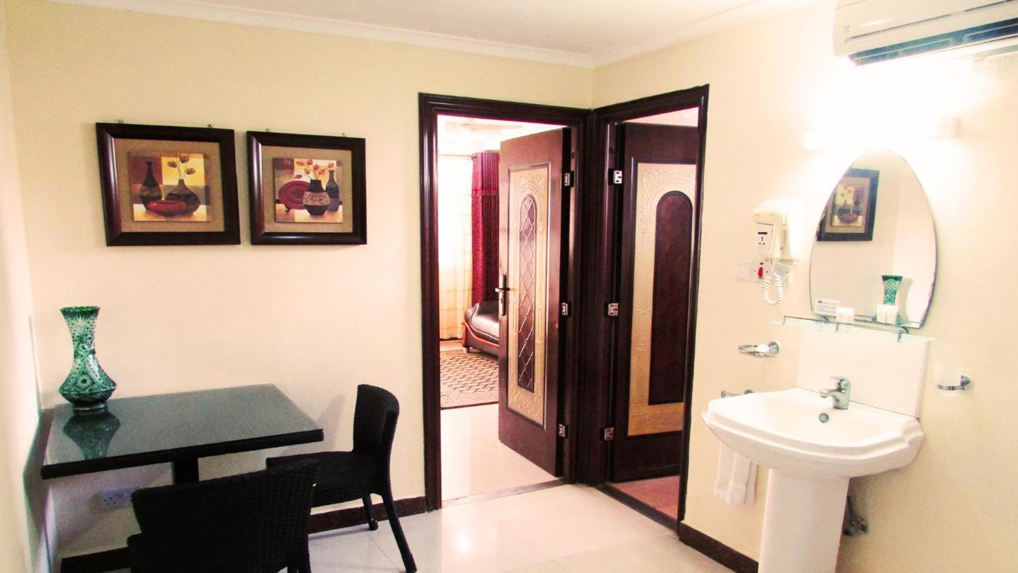 Executive Suite - Photo 4