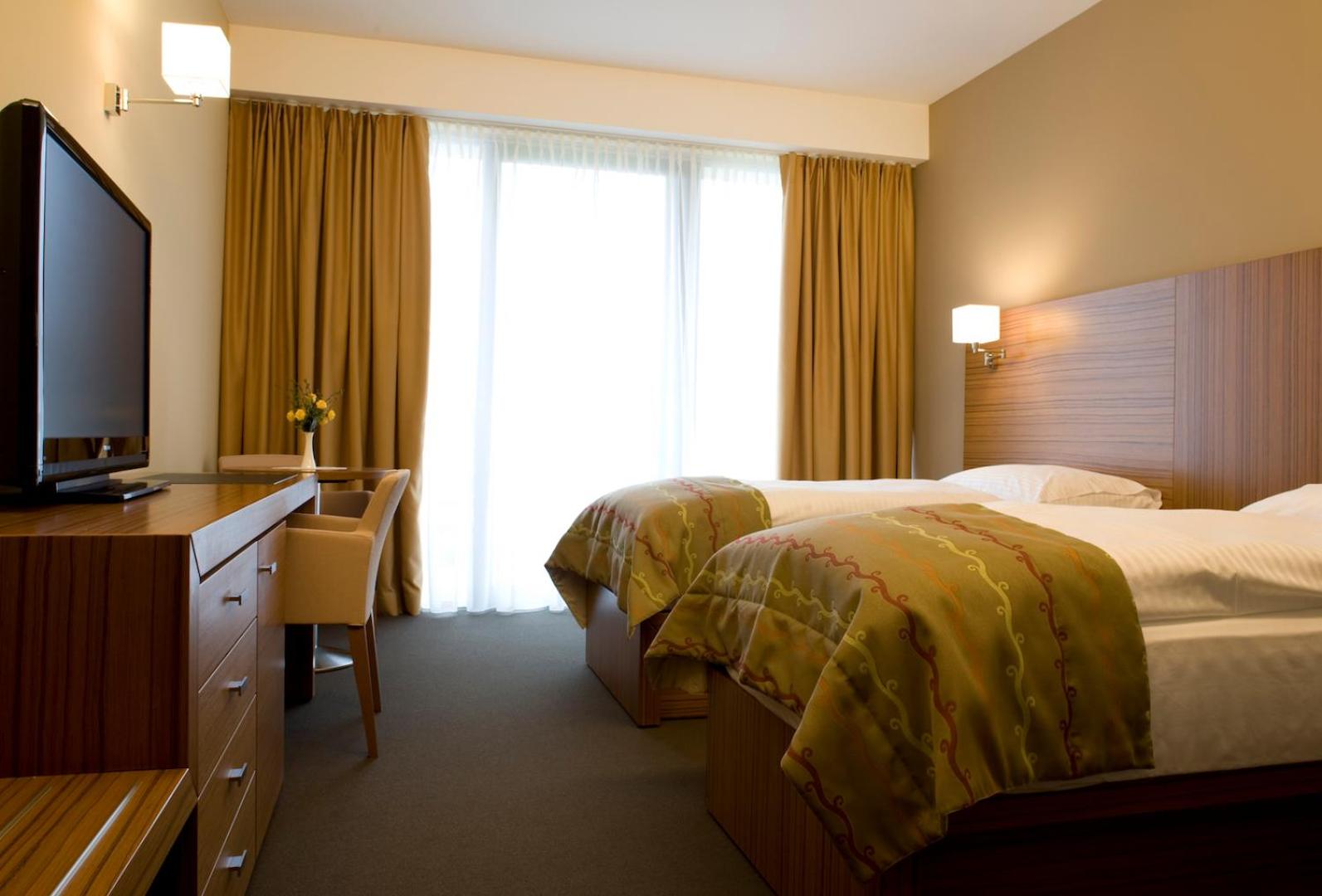 Deluxe Double or Twin Room with Balcony and Aquapark Included - Photo 1
