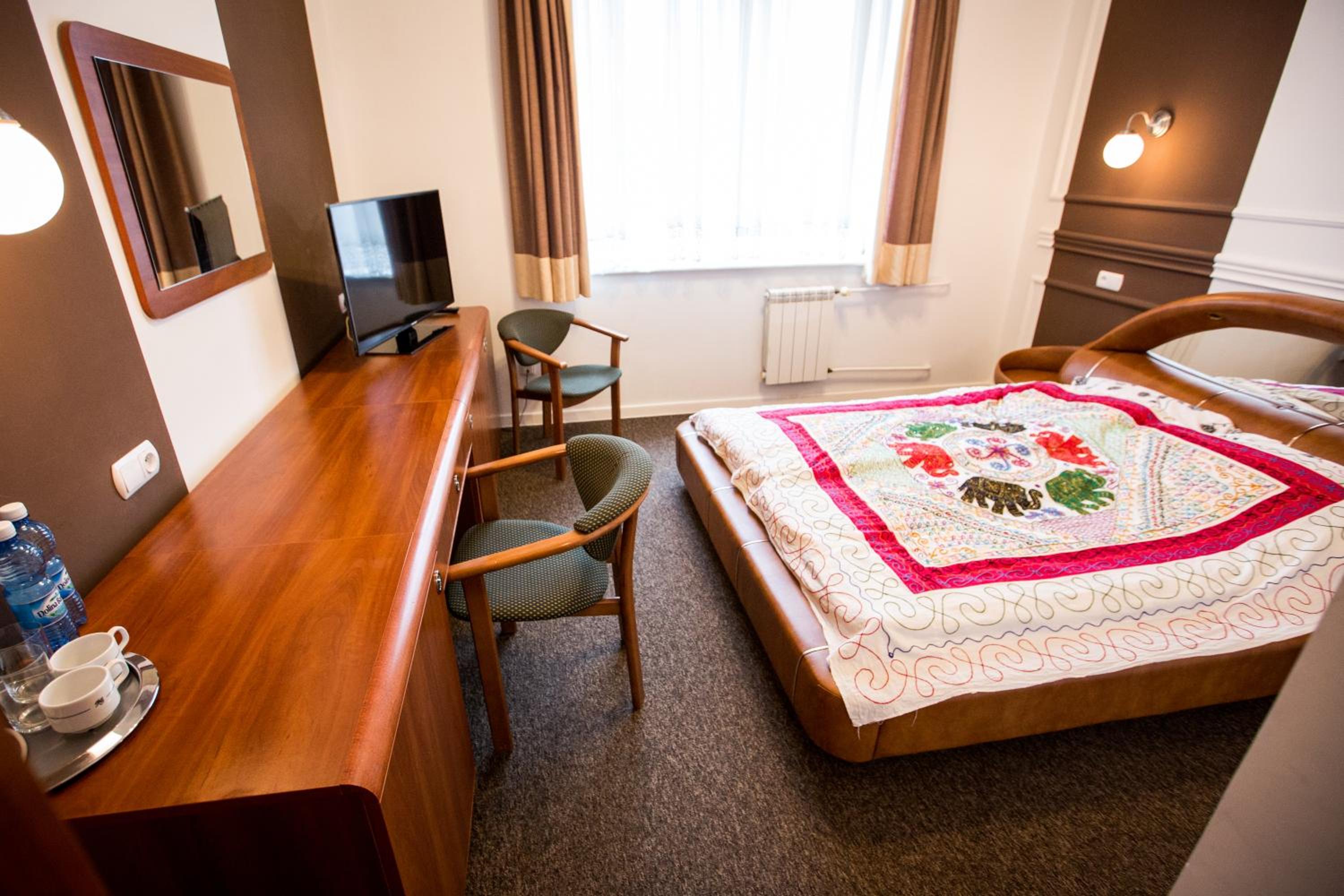 Deluxe King Room - Photo 3