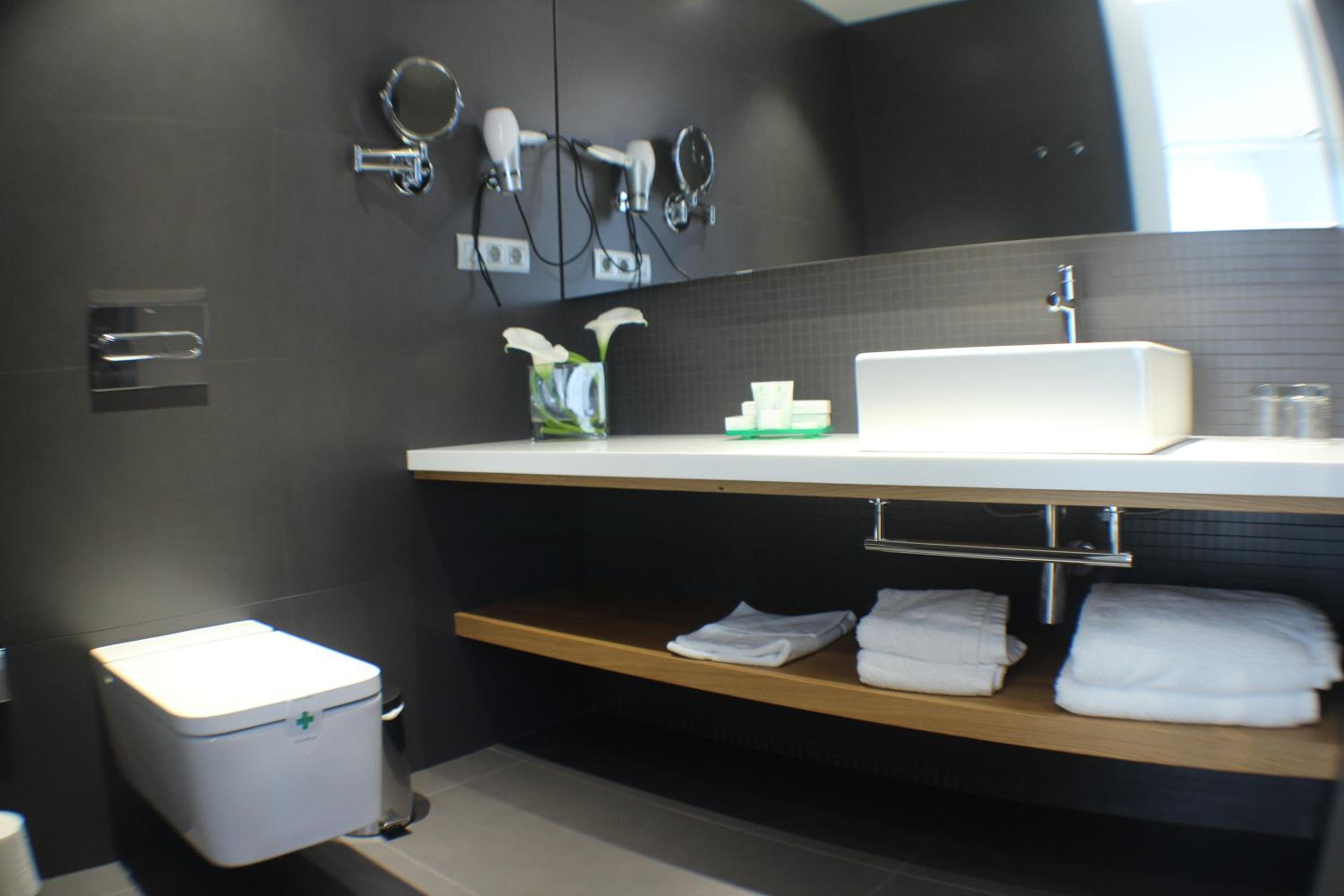 Double or Twin Room - Photo 9