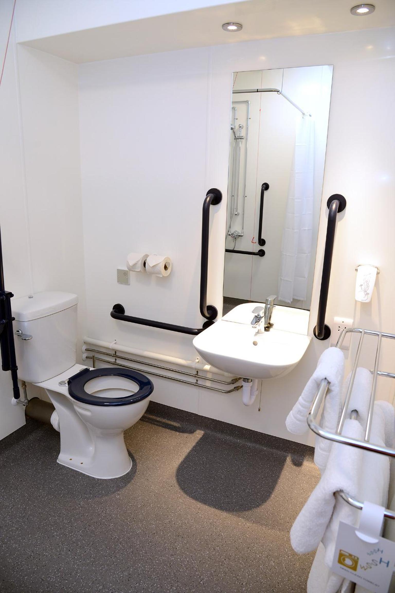 Twin Room - Disability Access photo 2