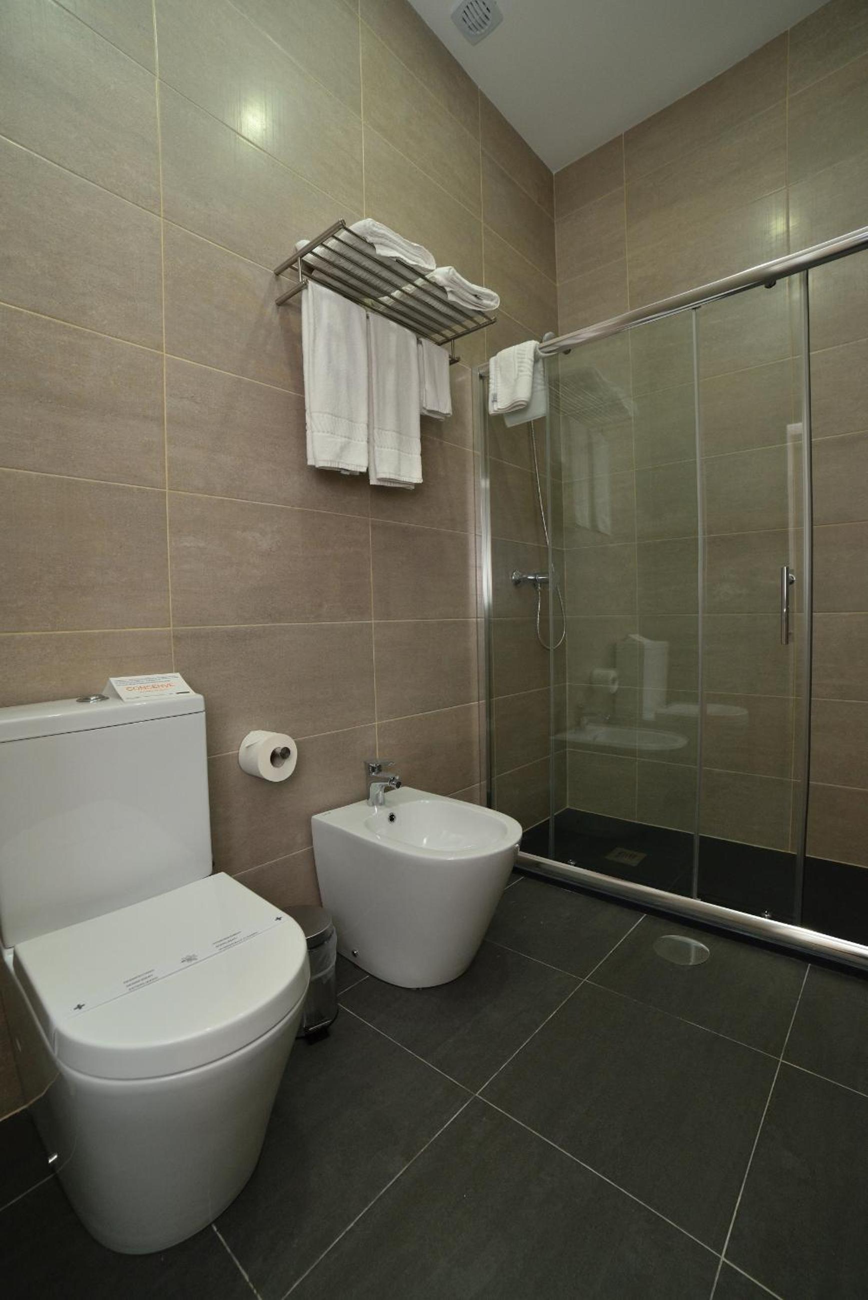 Twin Room - Photo 3