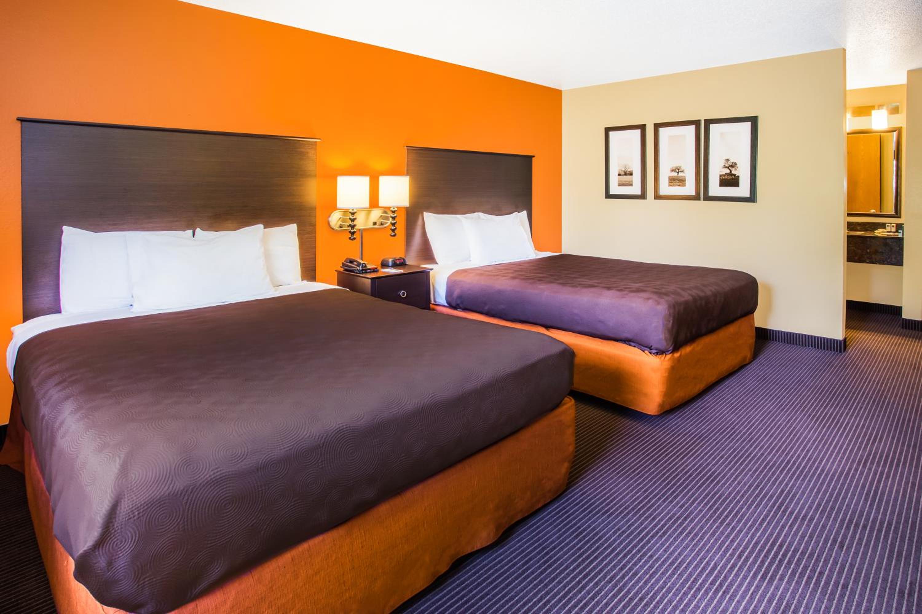 Queen Room with Two Queen Beds - Non-Smoking photo 2