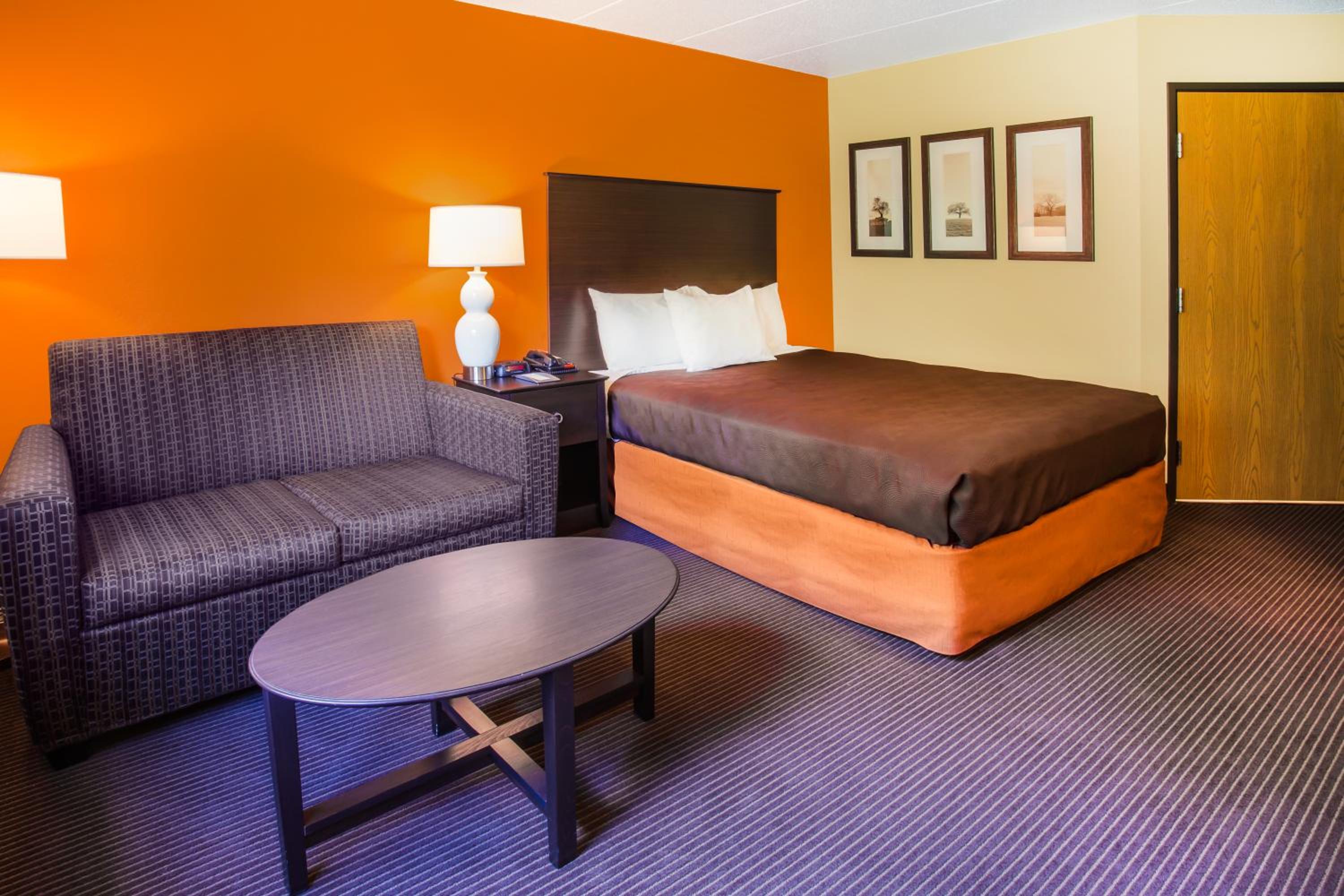 Queen Room with Roll-In Shower - Mobility Accessible/Non-Smoking photo 3