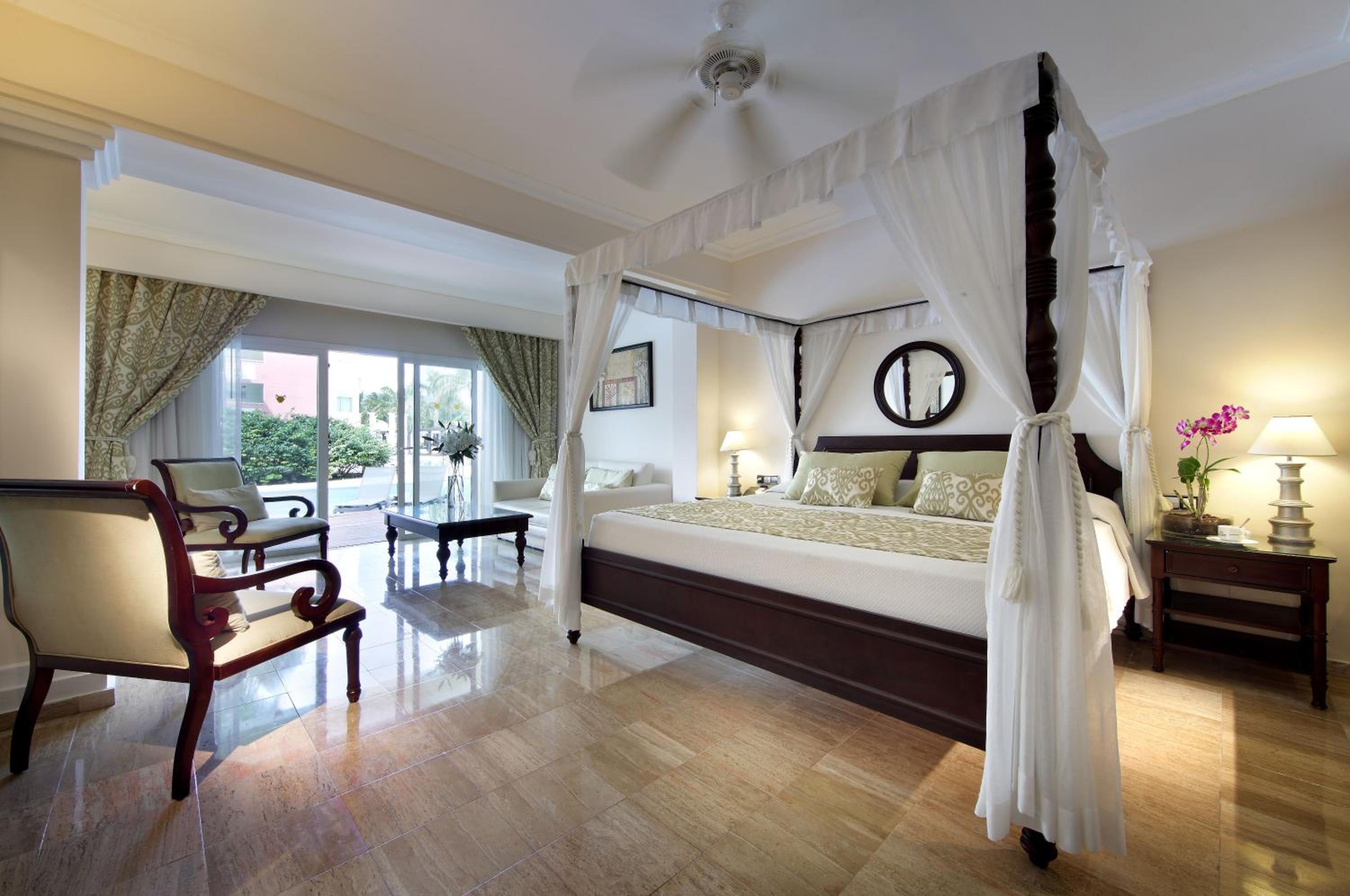 Junior Suite Swim Up - Photo 1