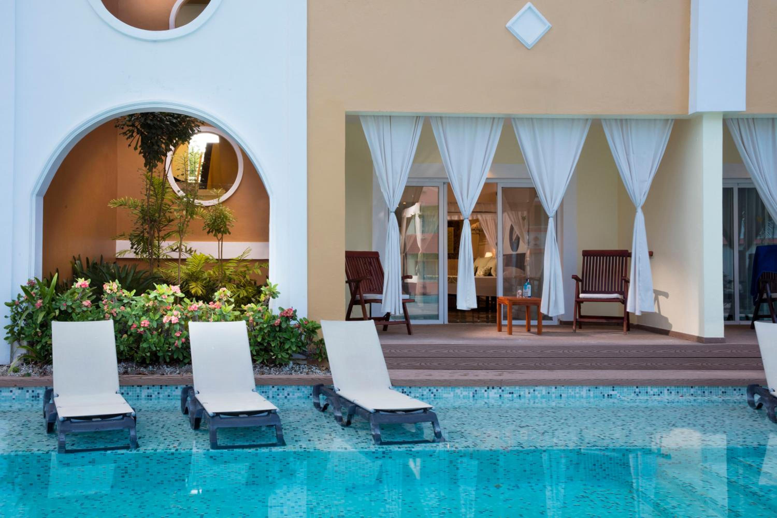 Junior Suite Swim Up - Photo 5