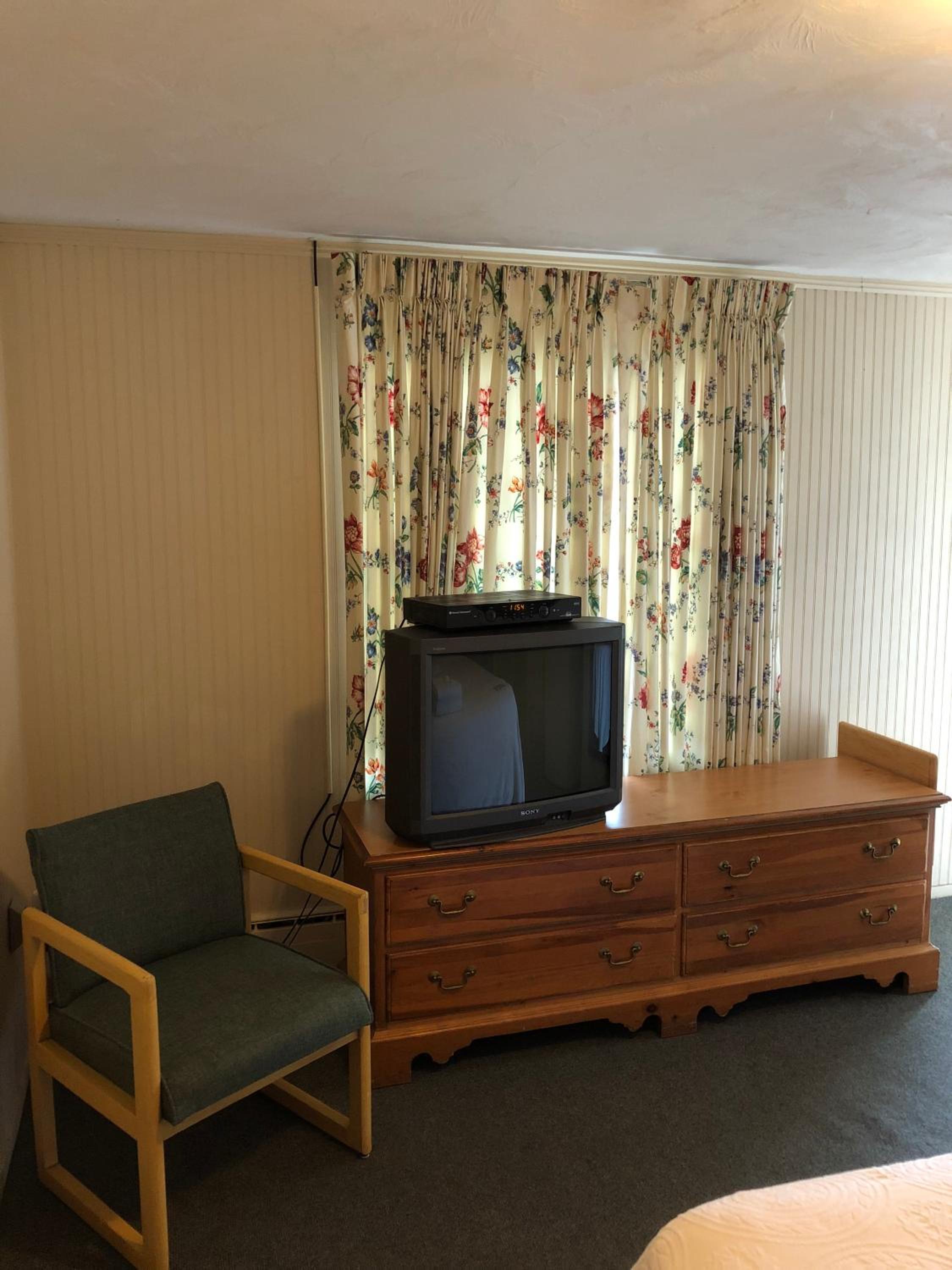 Queen Room photo 2