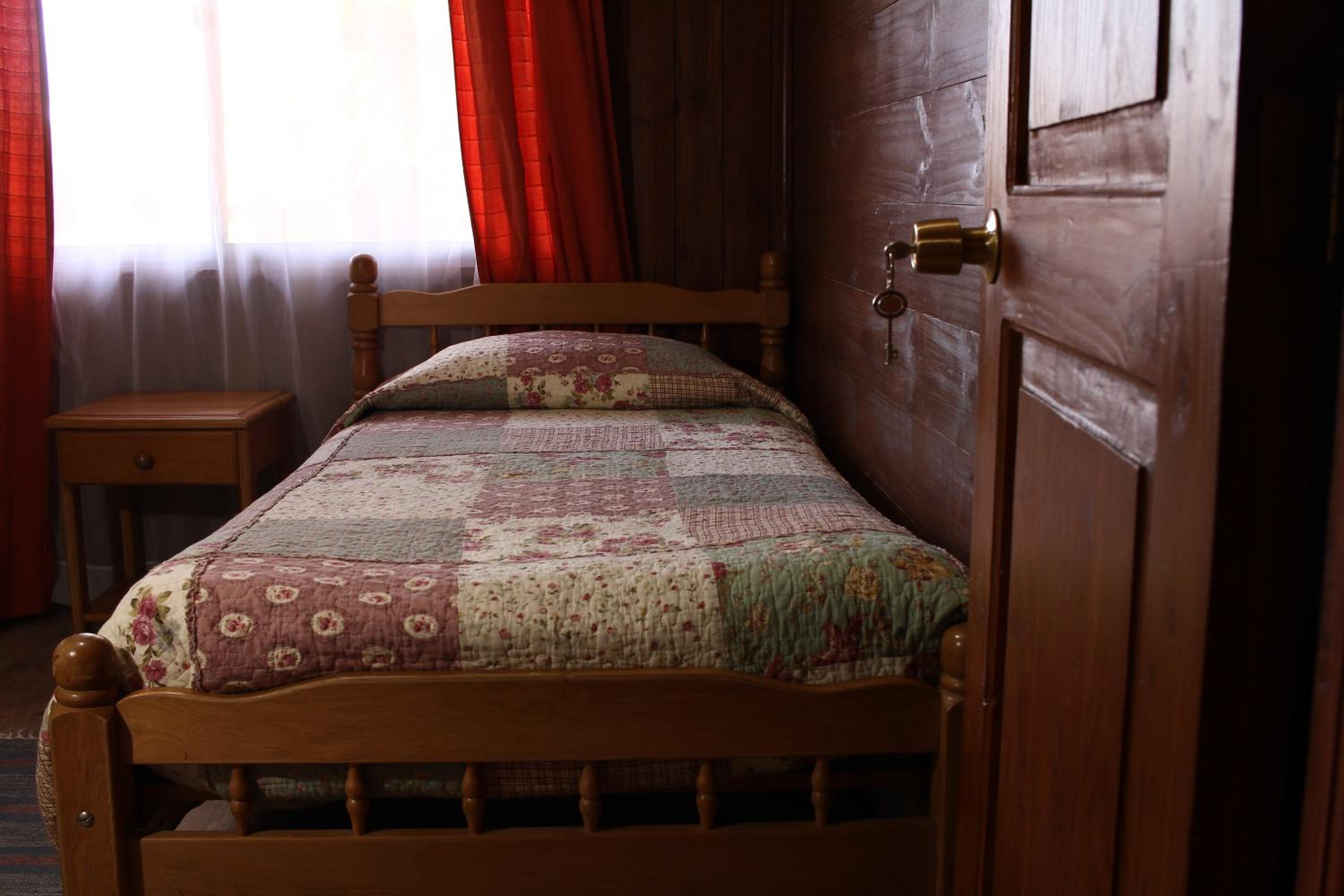 Twin Room with Shared External Bathroom photo 1