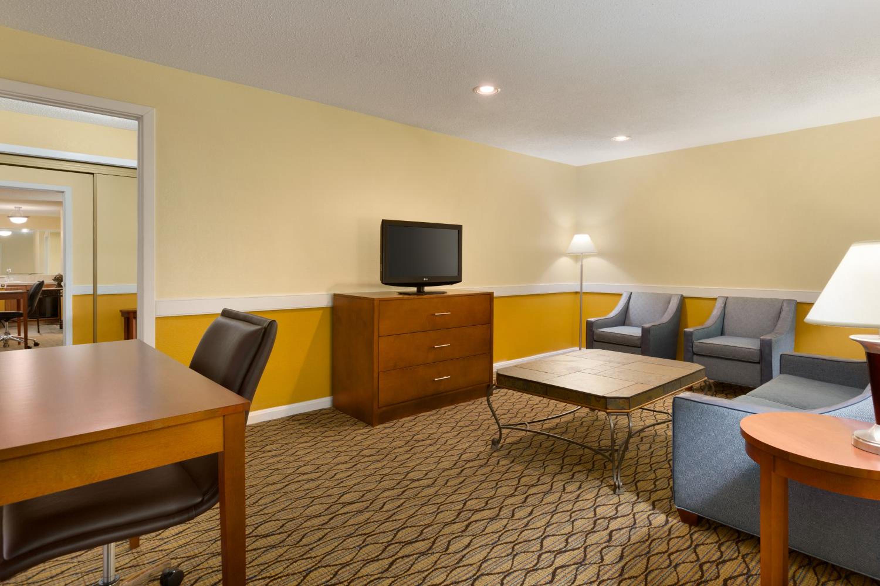 Queen Room with Two Queen Beds - Non-Smoking - Photo 1