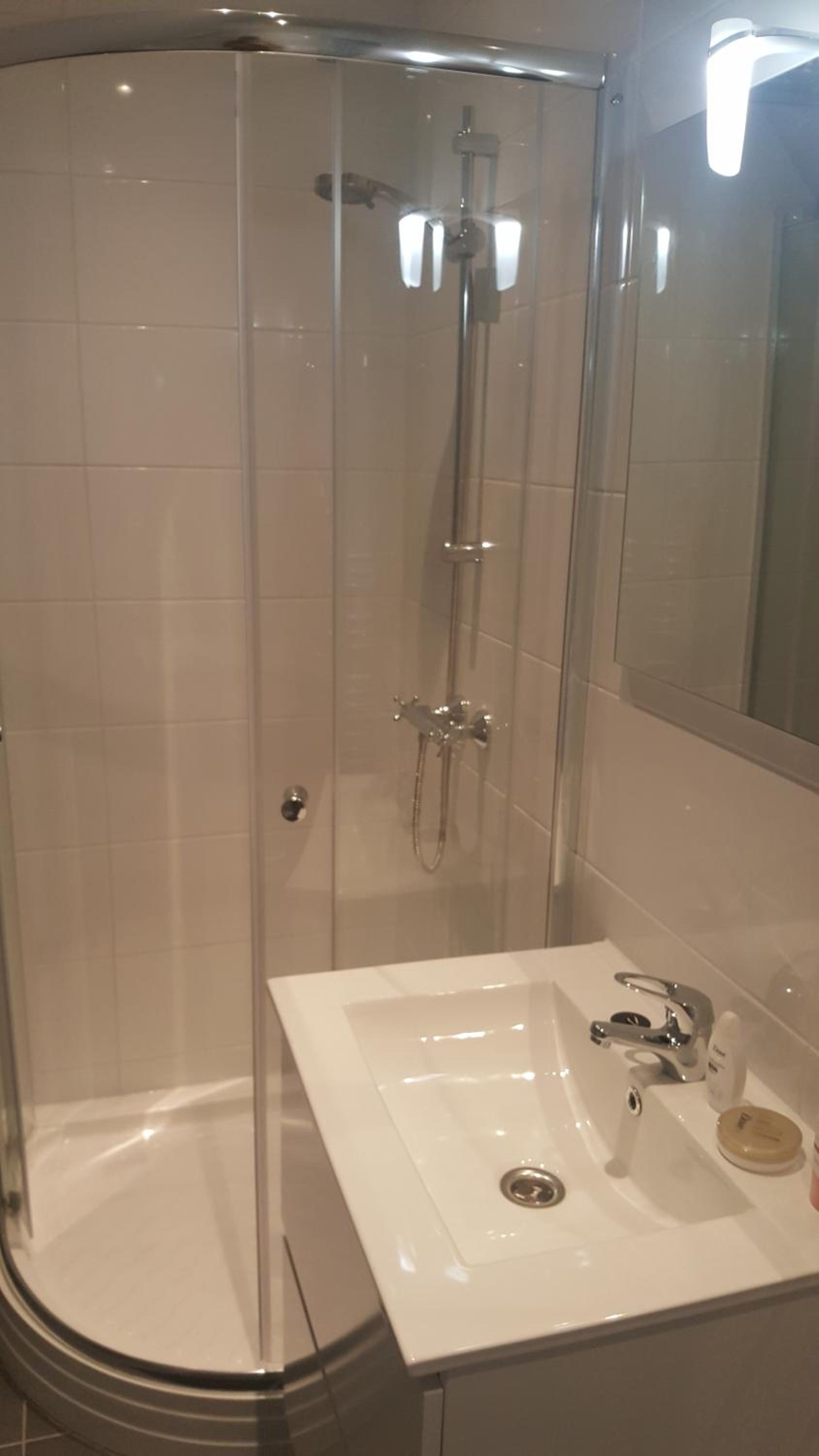 Large Twin Room - Photo 4