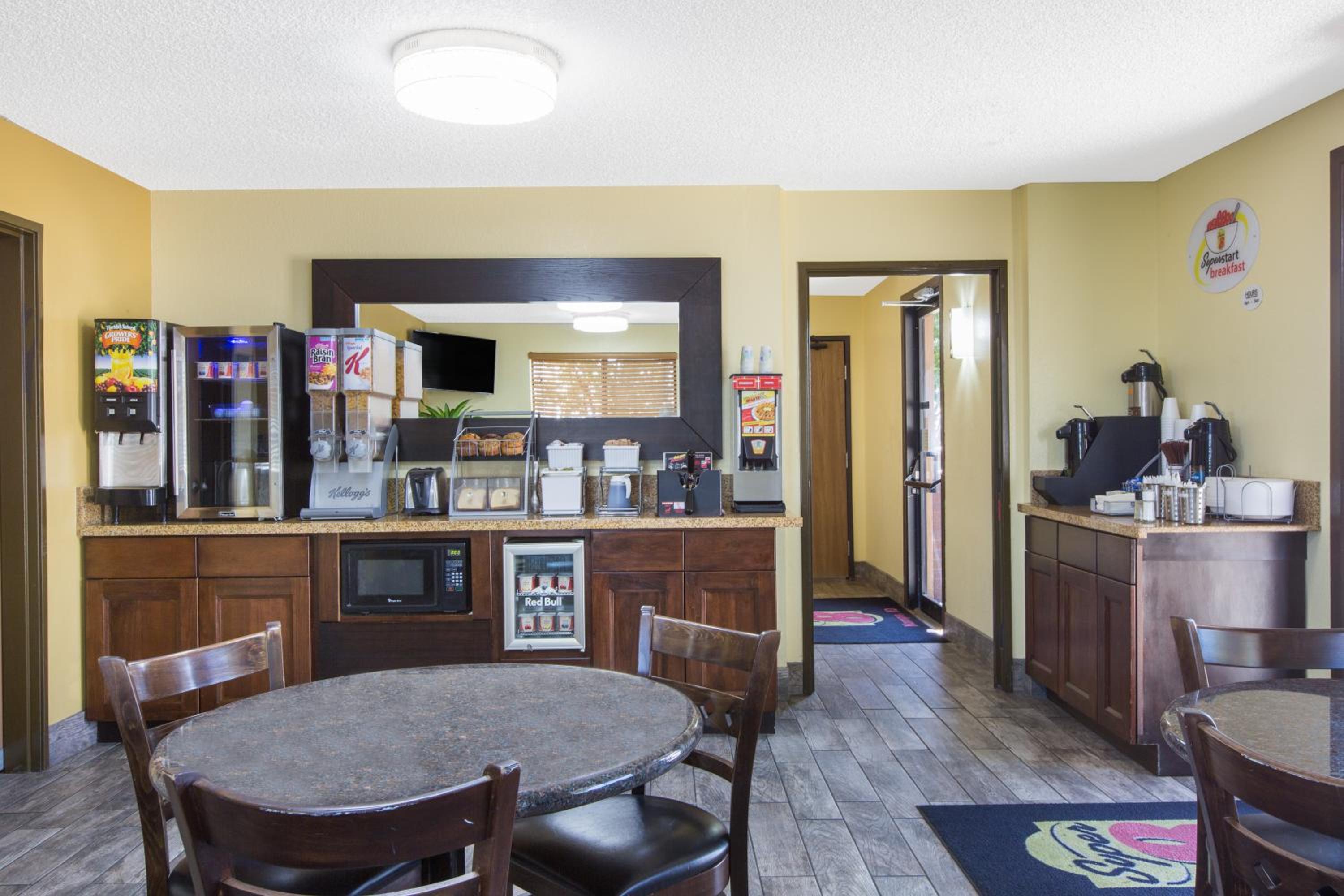 King Room - Non-Smoking - Photo 3