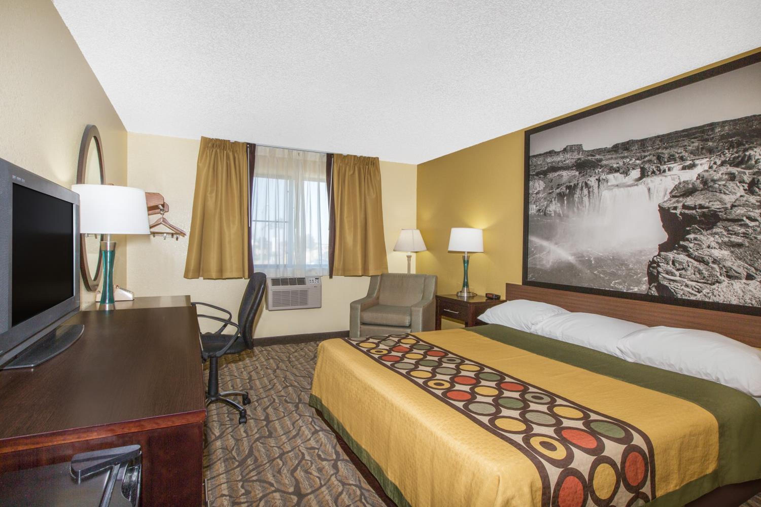 King Room - Non-Smoking - Photo 7