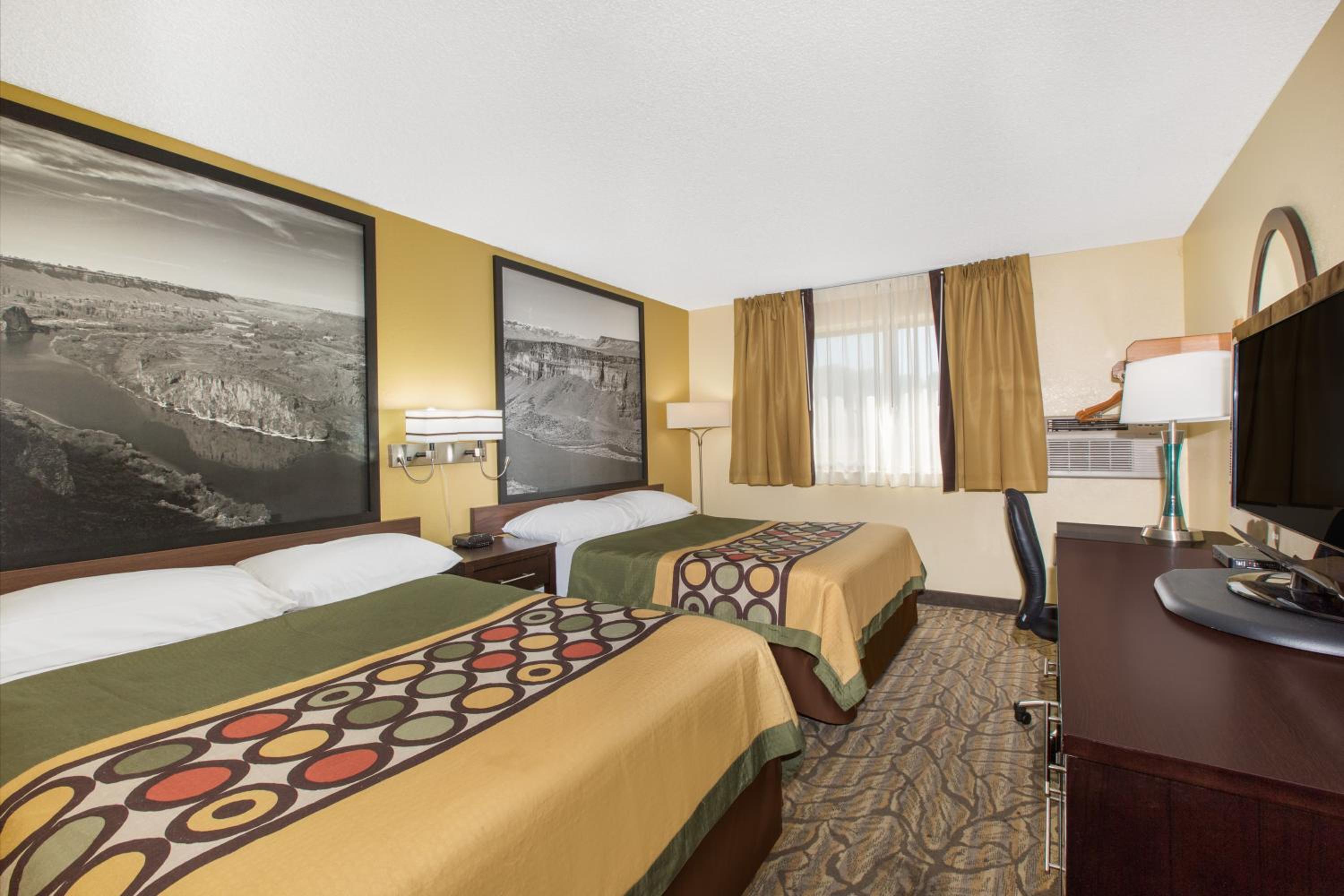 Queen Room with Two Queen Beds - Non-Smoking - Photo 2