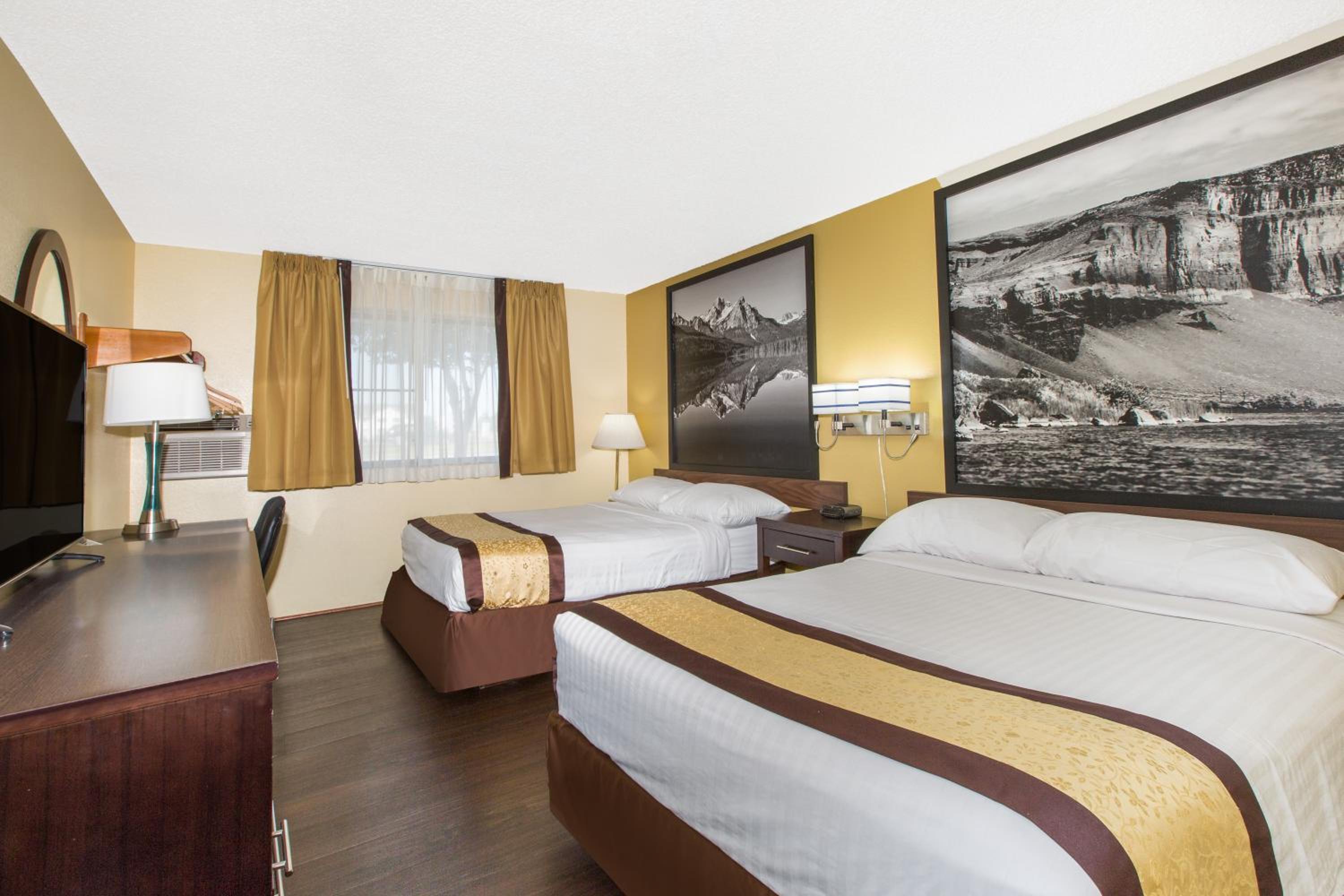 Queen Room with Two Queen Beds - Non-Smoking - Photo 4