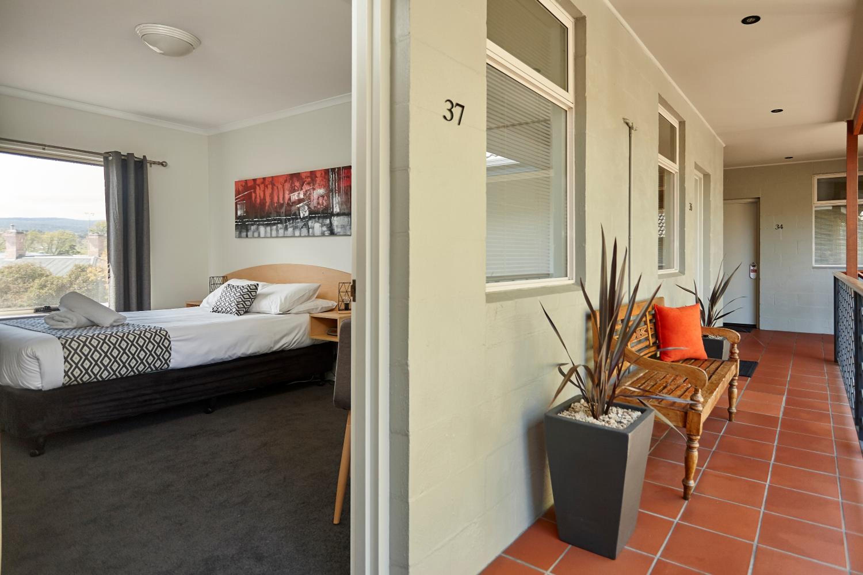 Standard Queen room includes Free Parking and Wifi photo 2