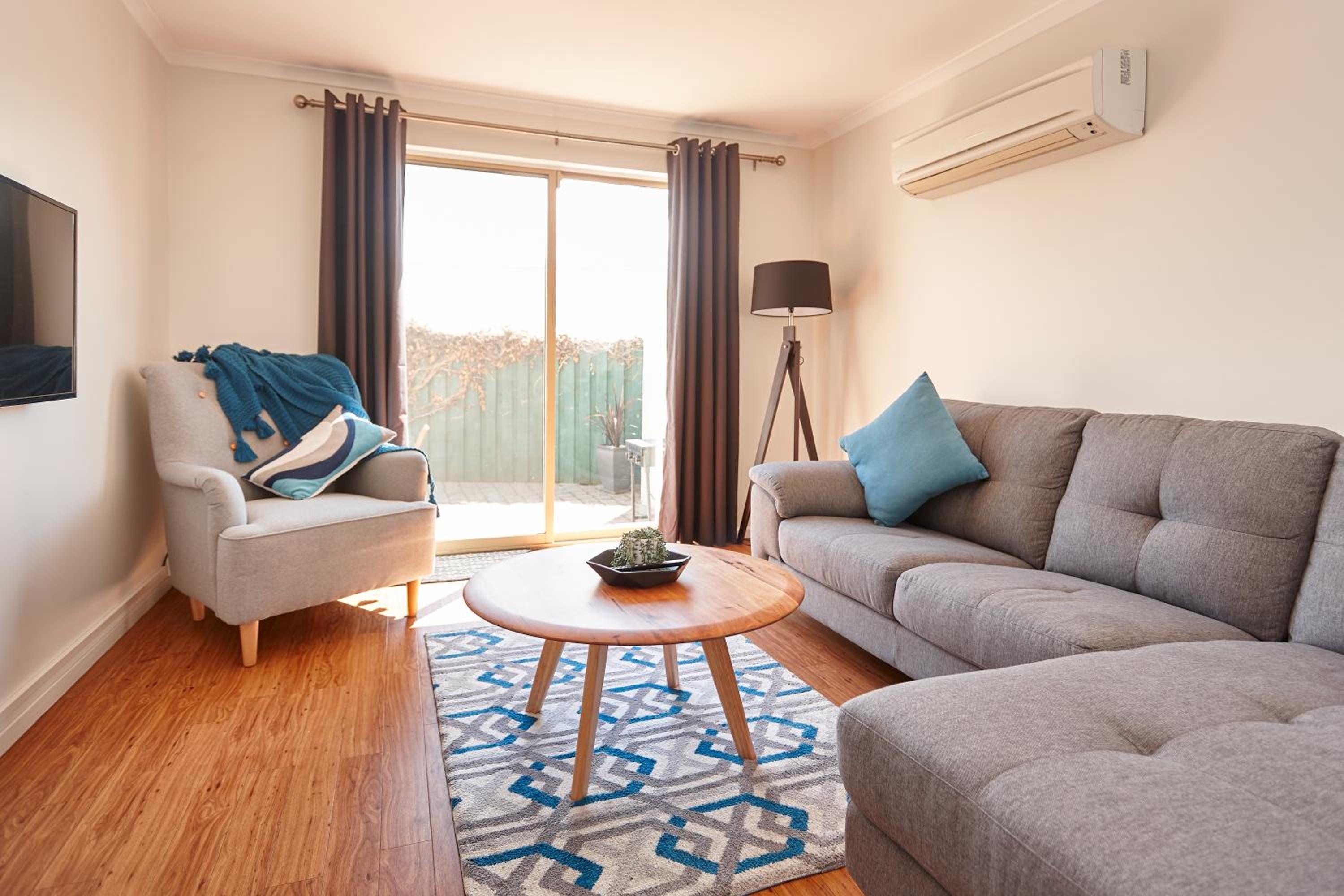 Three-Bedroom Apartment with Courtyard includes Free Parking and Wifi photo 1