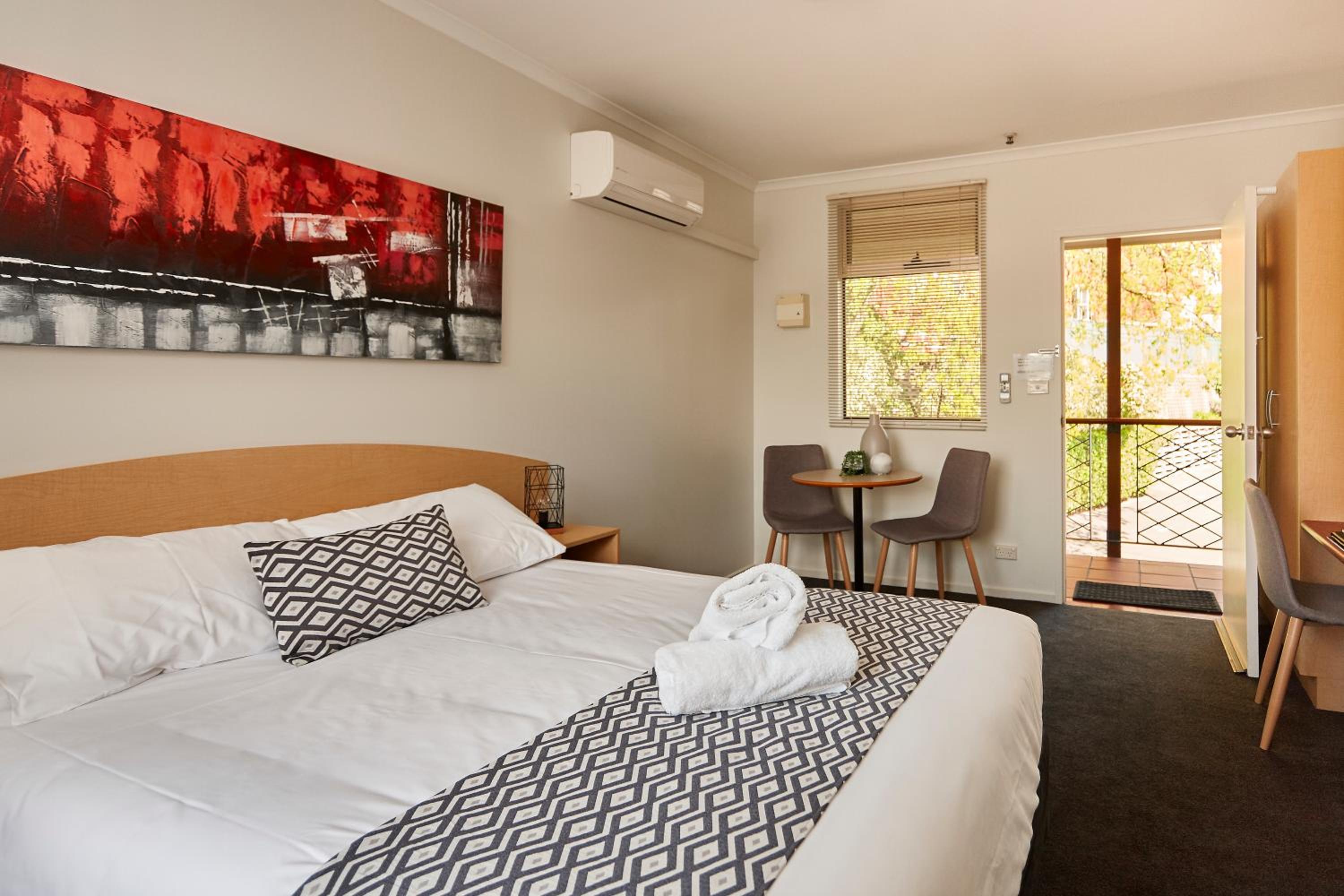 Standard Queen room includes Free Parking and Wifi photo 1
