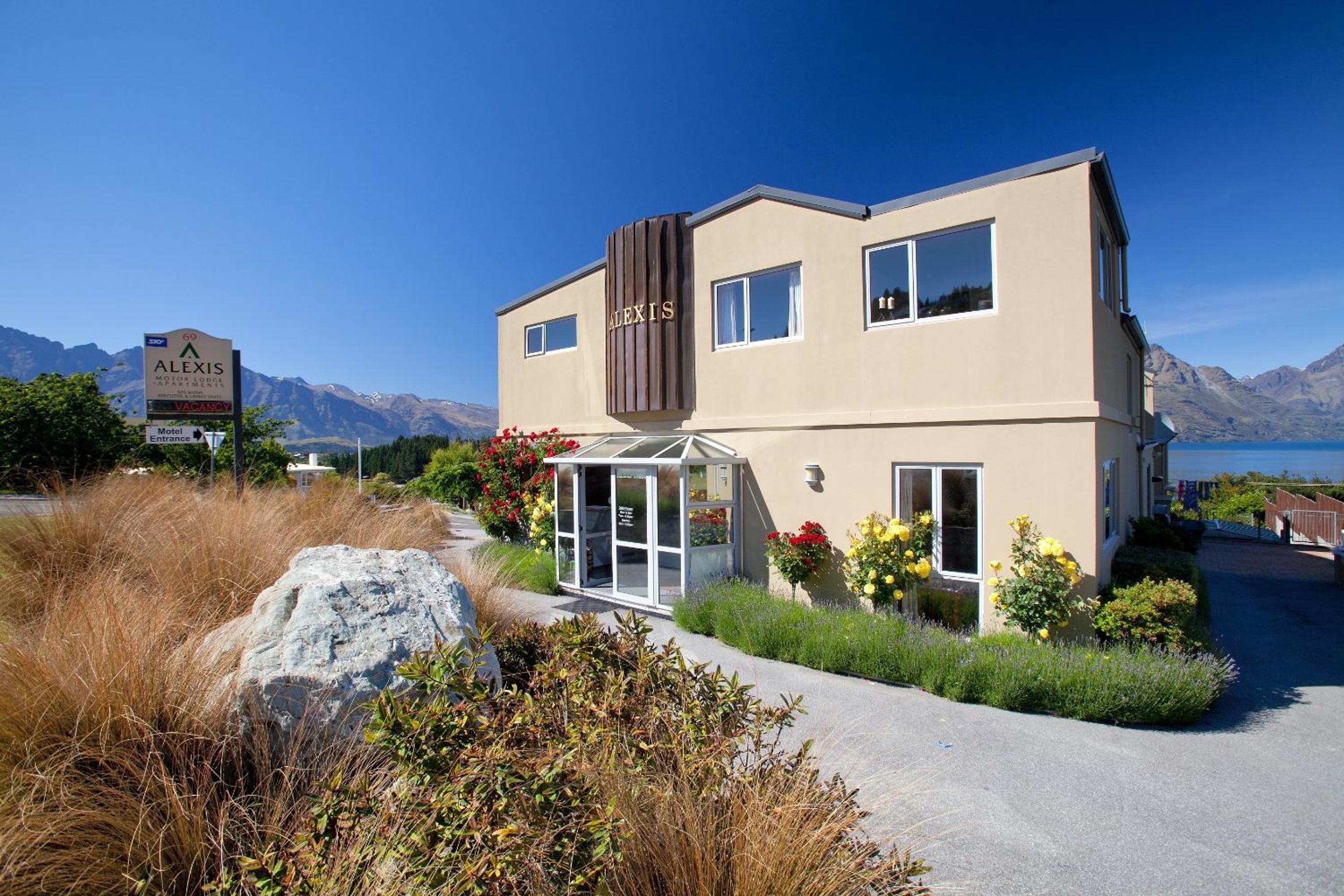 Large Studio with Lake View - Photo 2